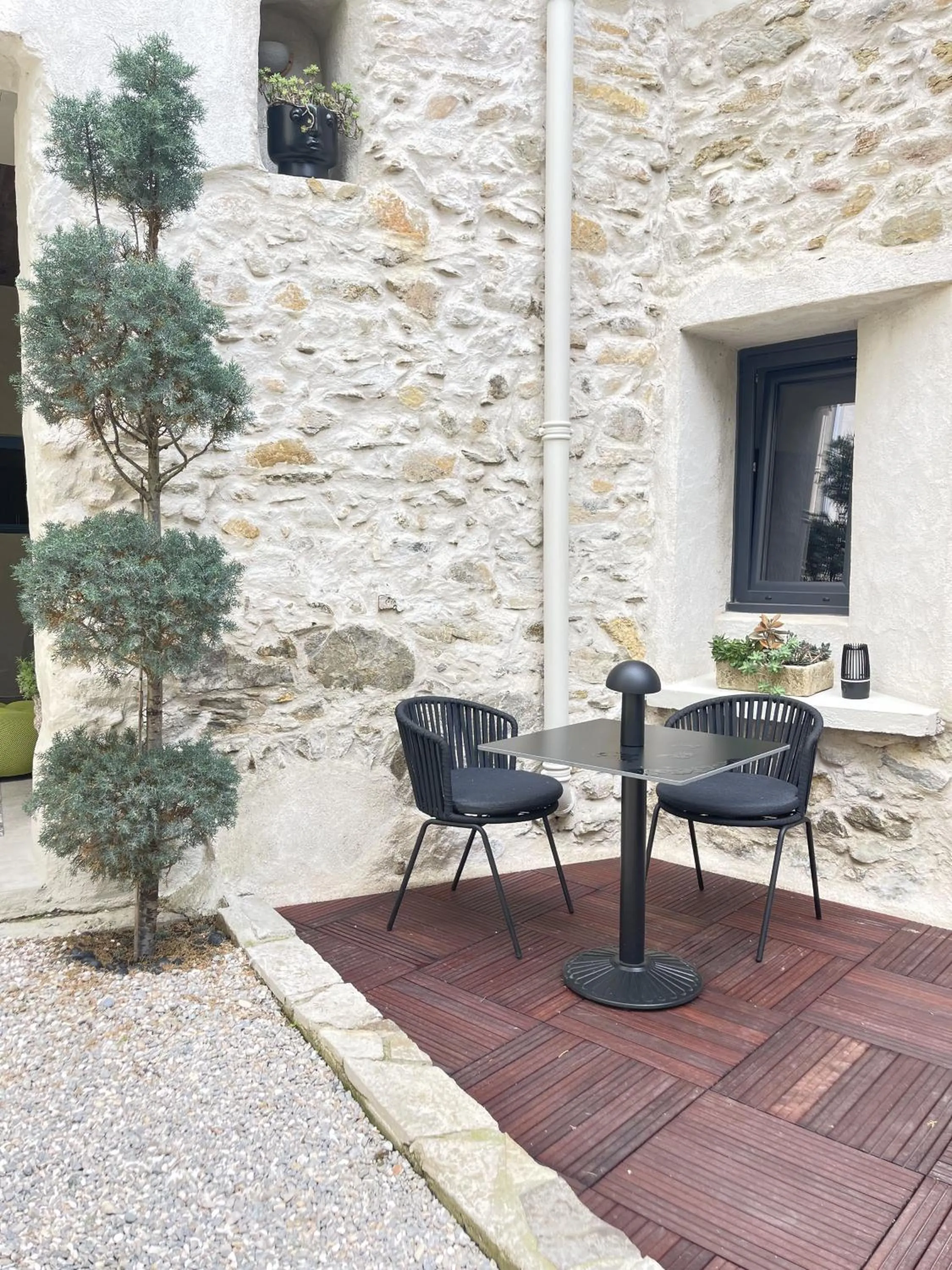 Patio in L'oiseau Bleu suite MERLE BLEU