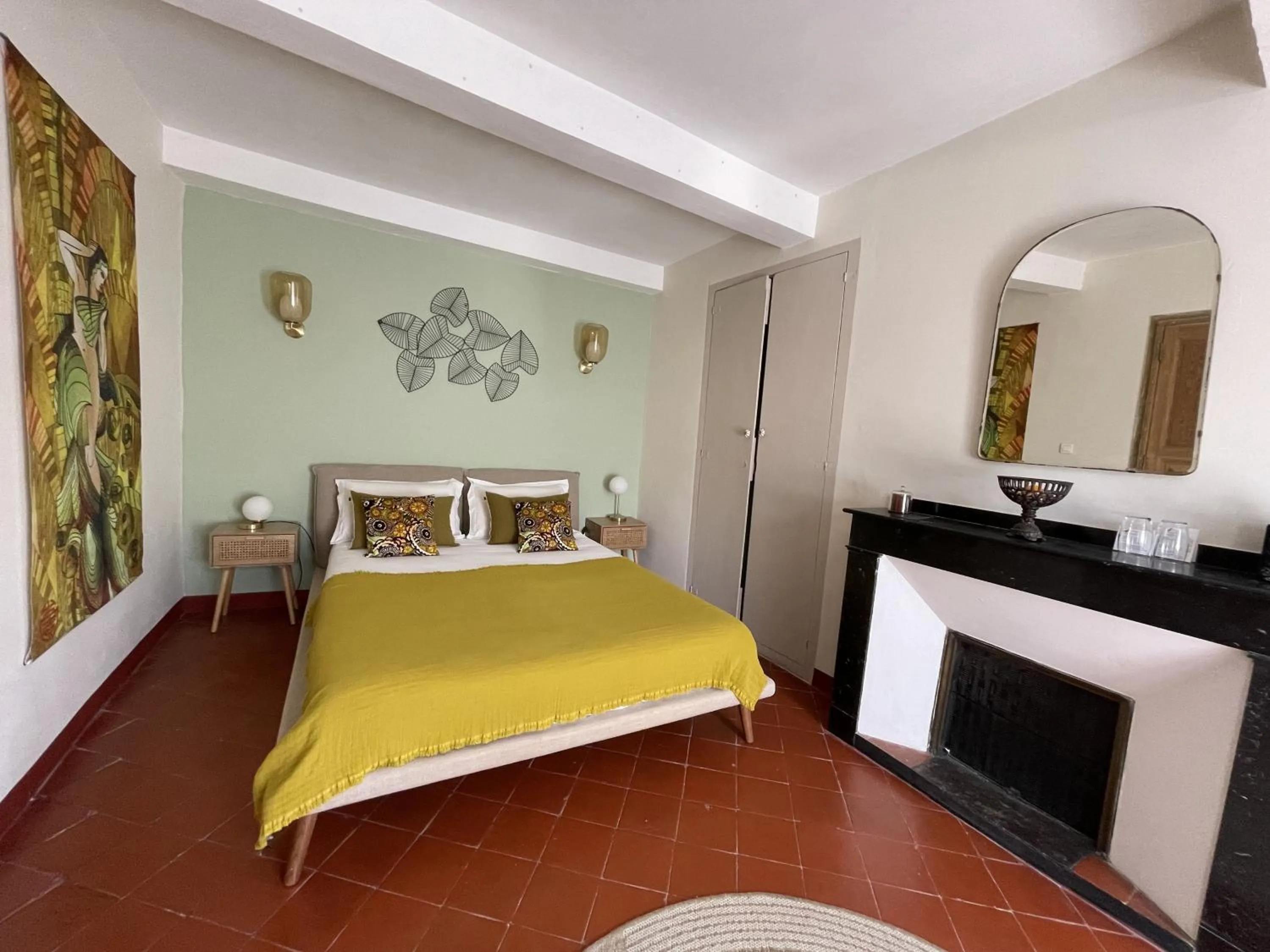 Bedroom, Bed in L'oiseau Bleu suite MERLE BLEU