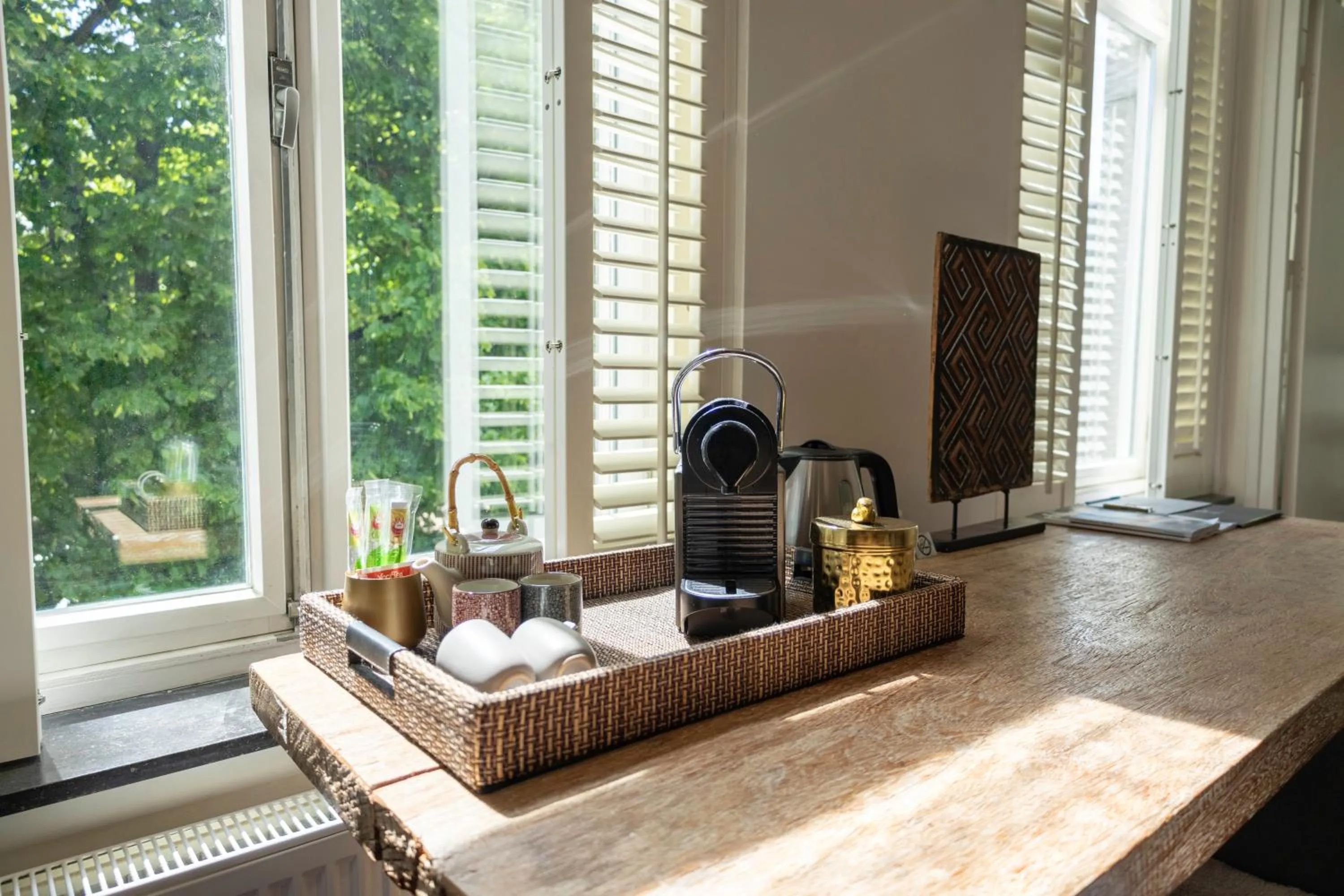 Coffee/tea facilities in Bouteaque Hotel
