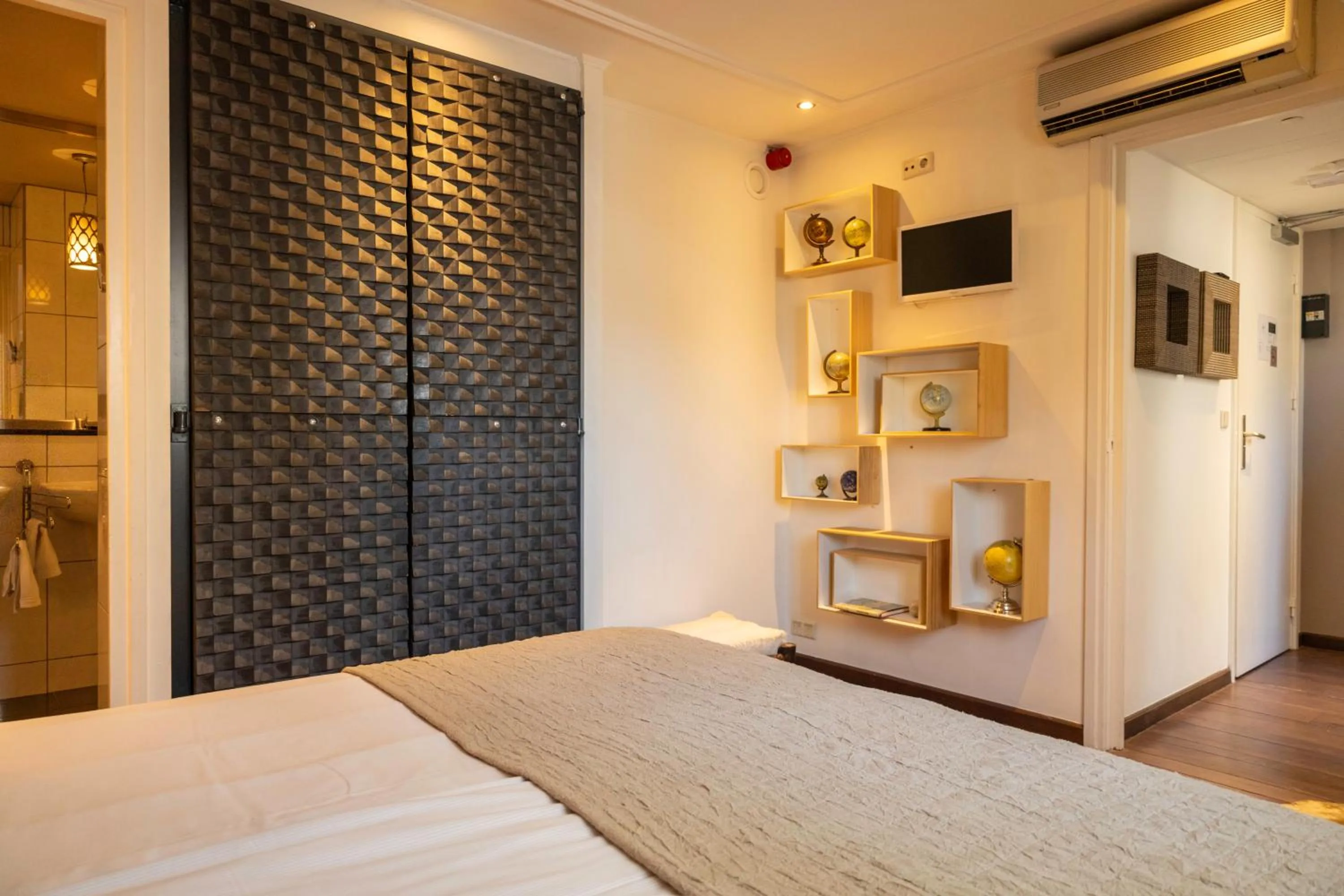 wardrobe, Bed in Bouteaque Hotel