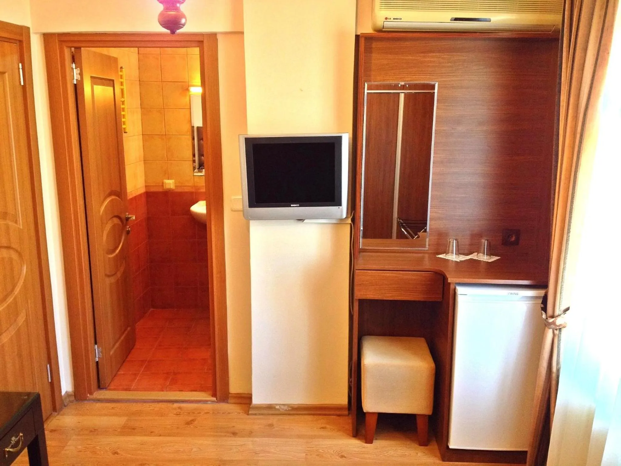 TV and multimedia, TV/Entertainment Center in Sultan's Inn