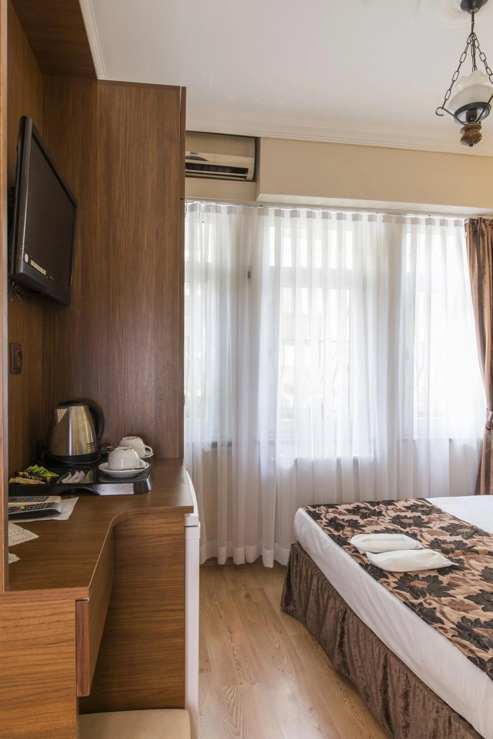 Day, TV/Entertainment Center in Sultan's Inn