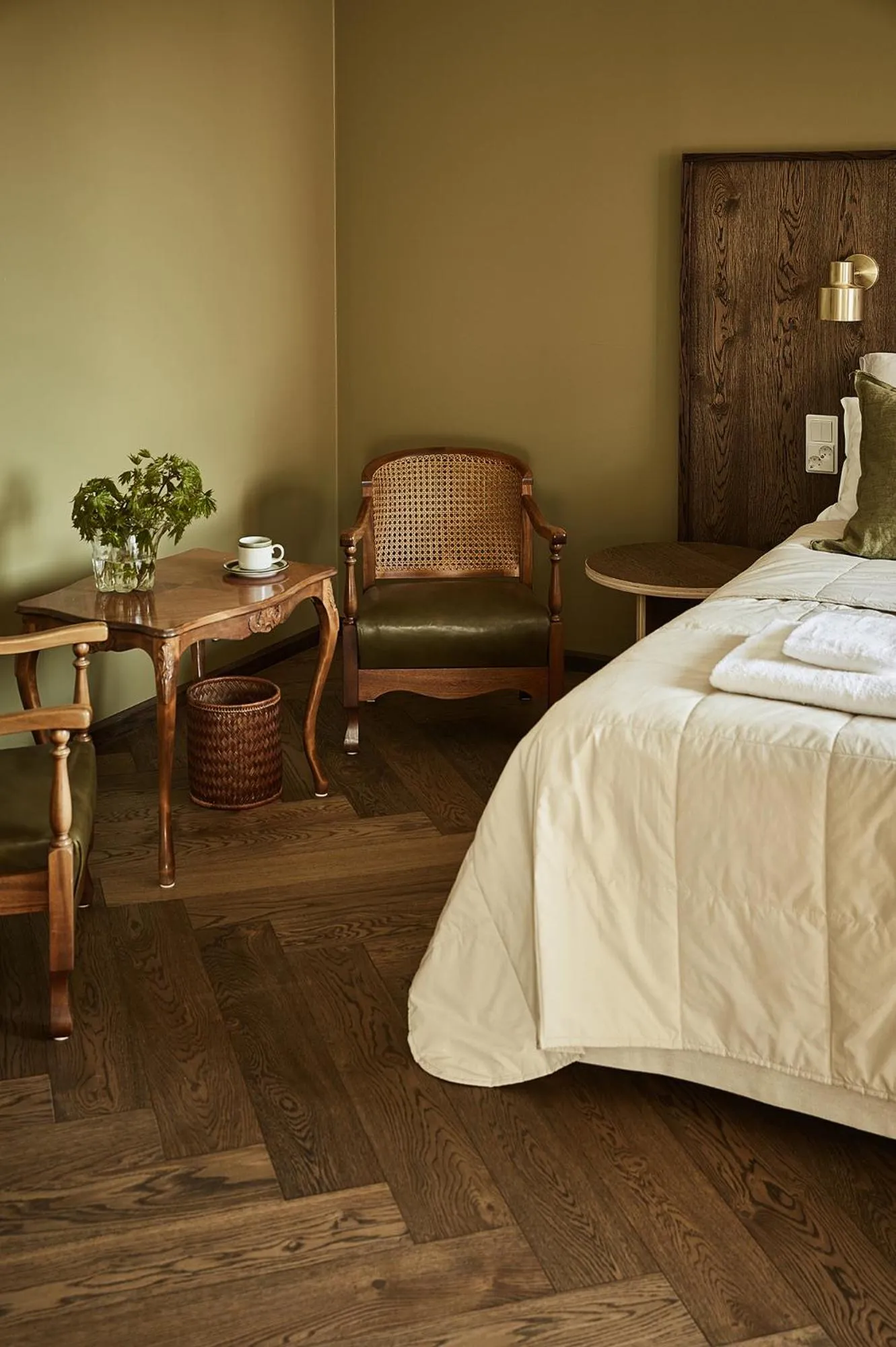 Seating area, Bed in Hotelli Vihannonkulma