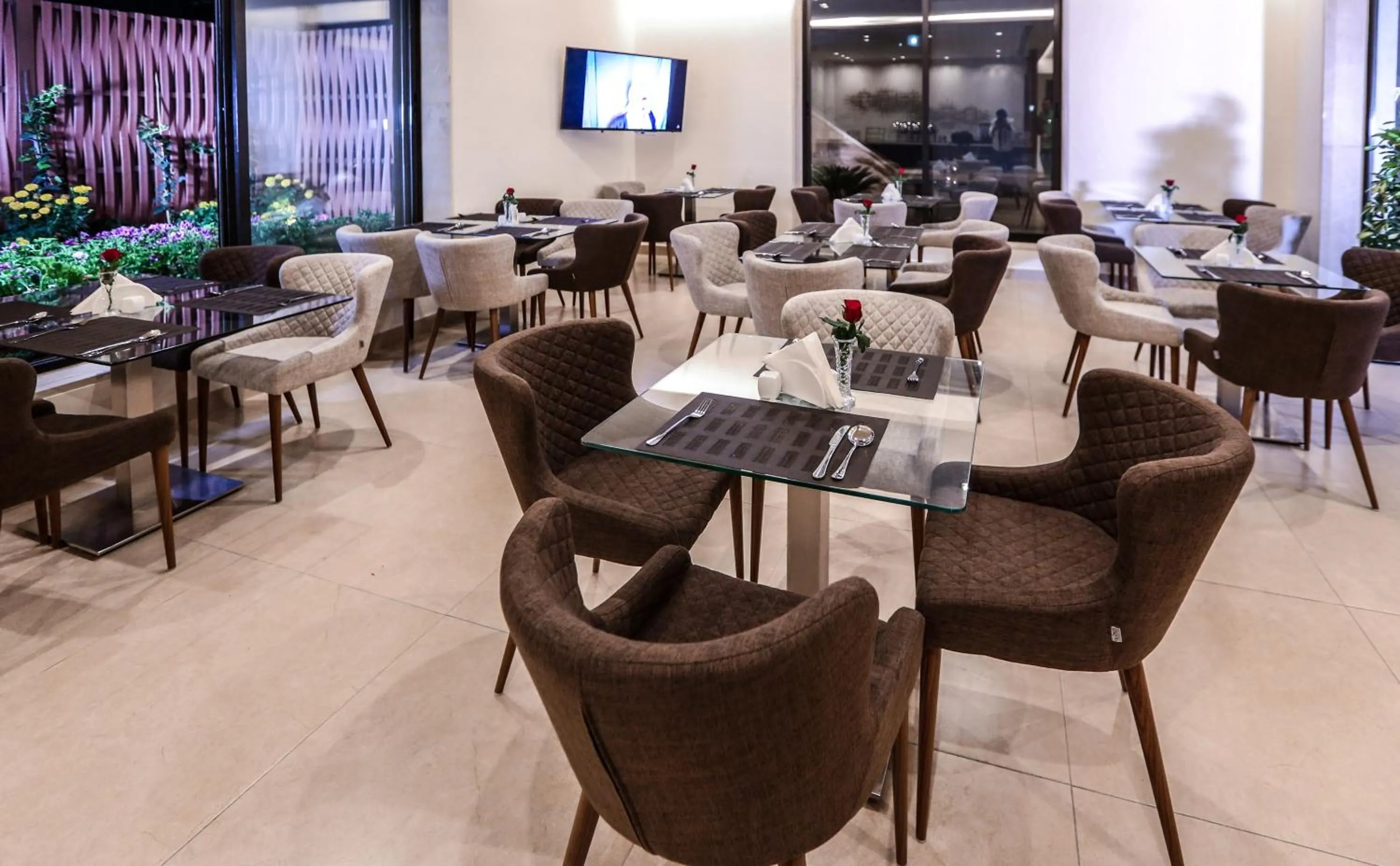 Restaurant/places to eat in Khuttar Apartment