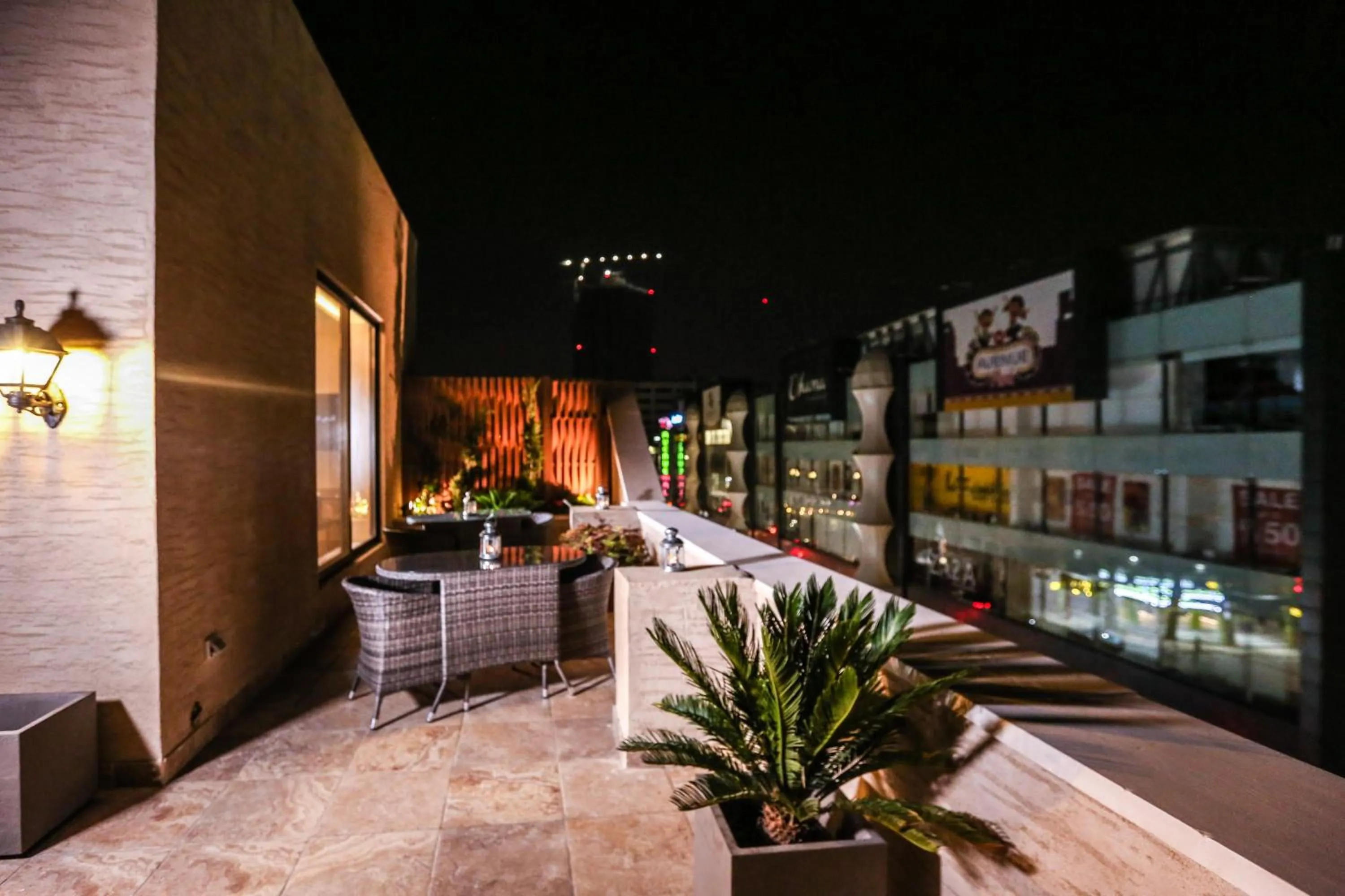 Restaurant/places to eat in Khuttar Apartment