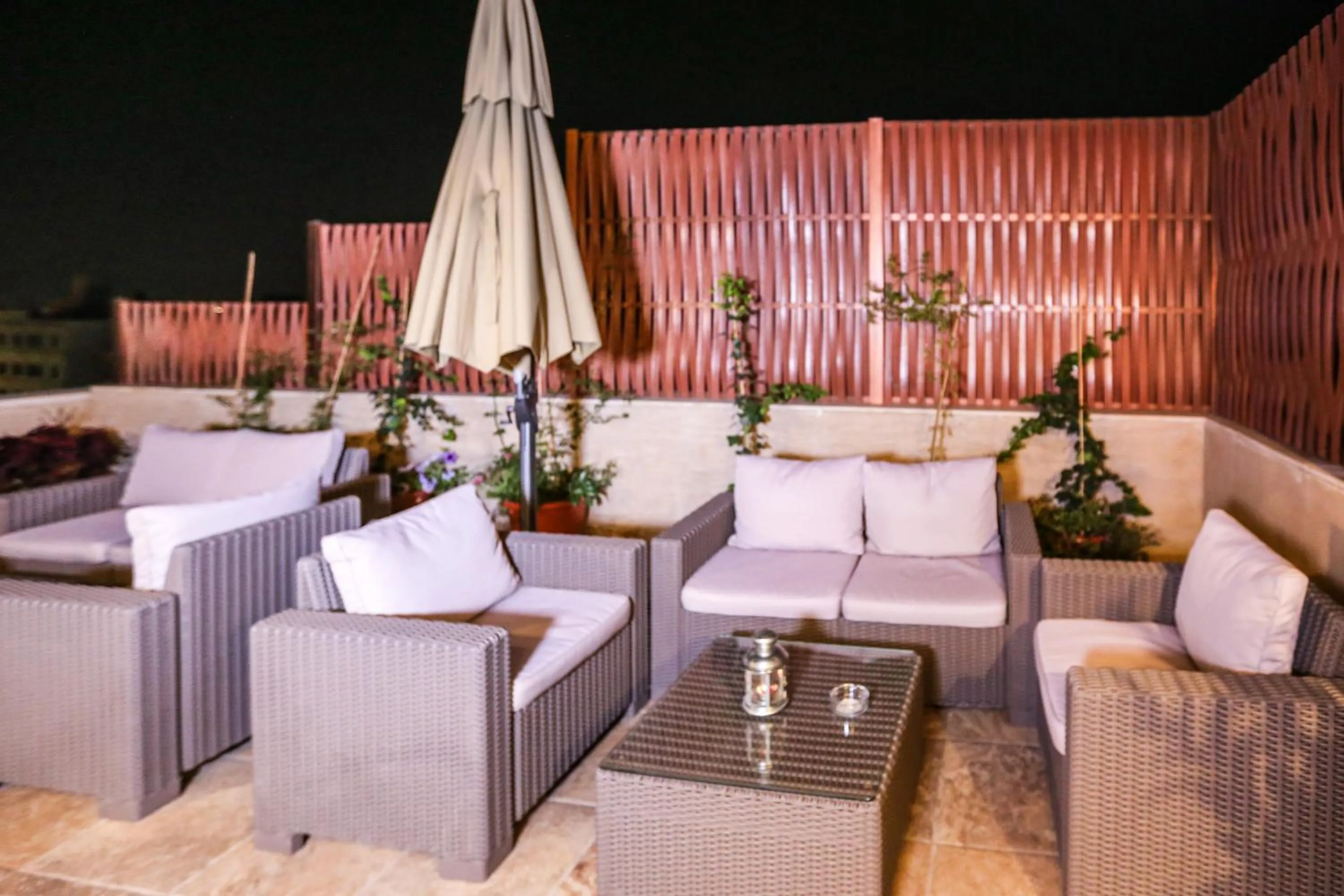 Restaurant/places to eat in Khuttar Apartment