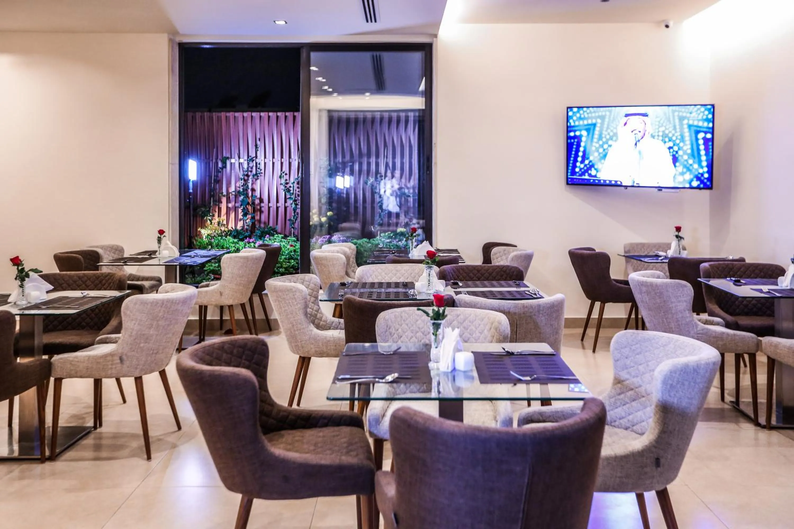 Restaurant/places to eat in Khuttar Apartment