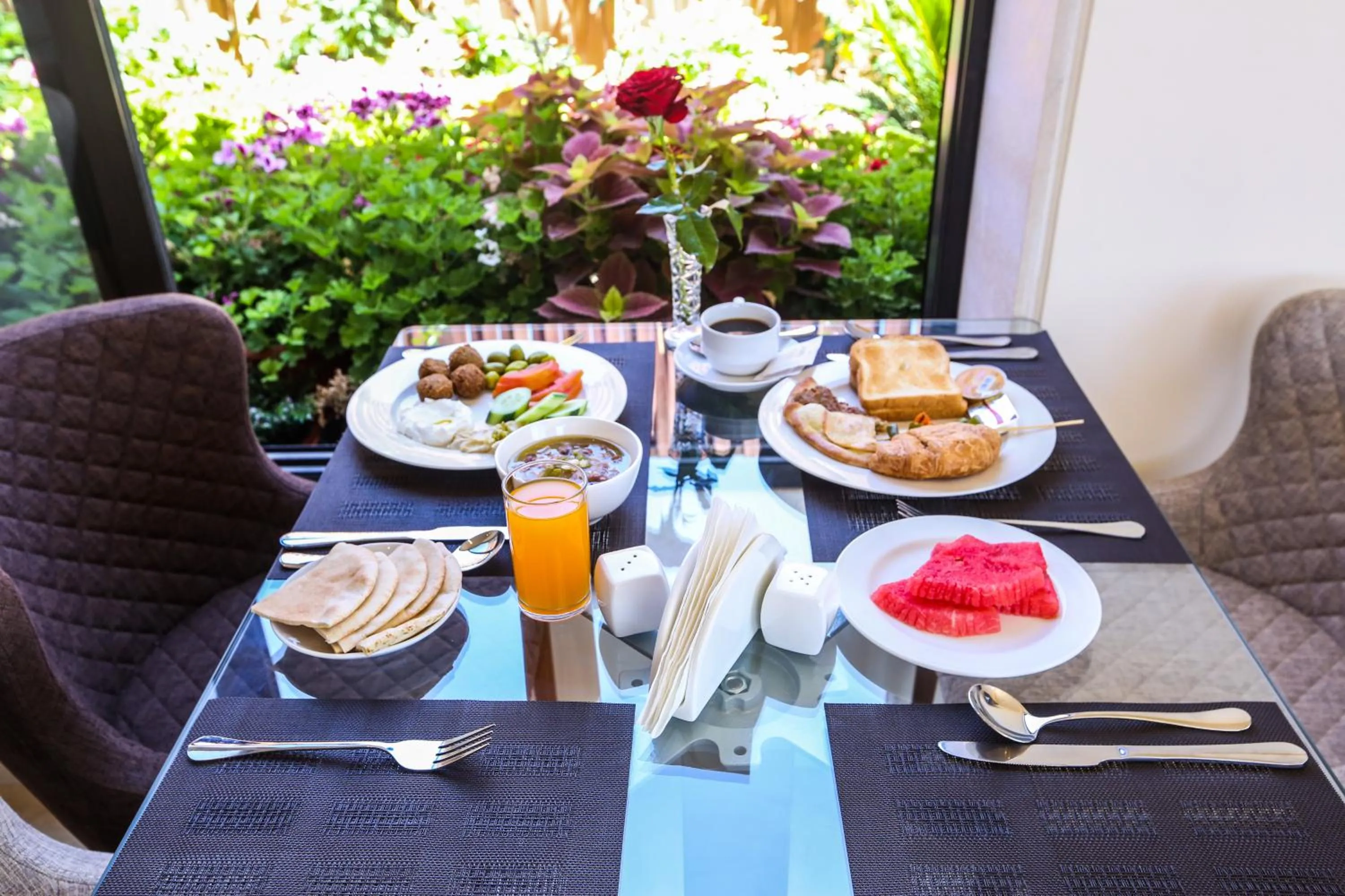 Restaurant/places to eat in Khuttar Apartment