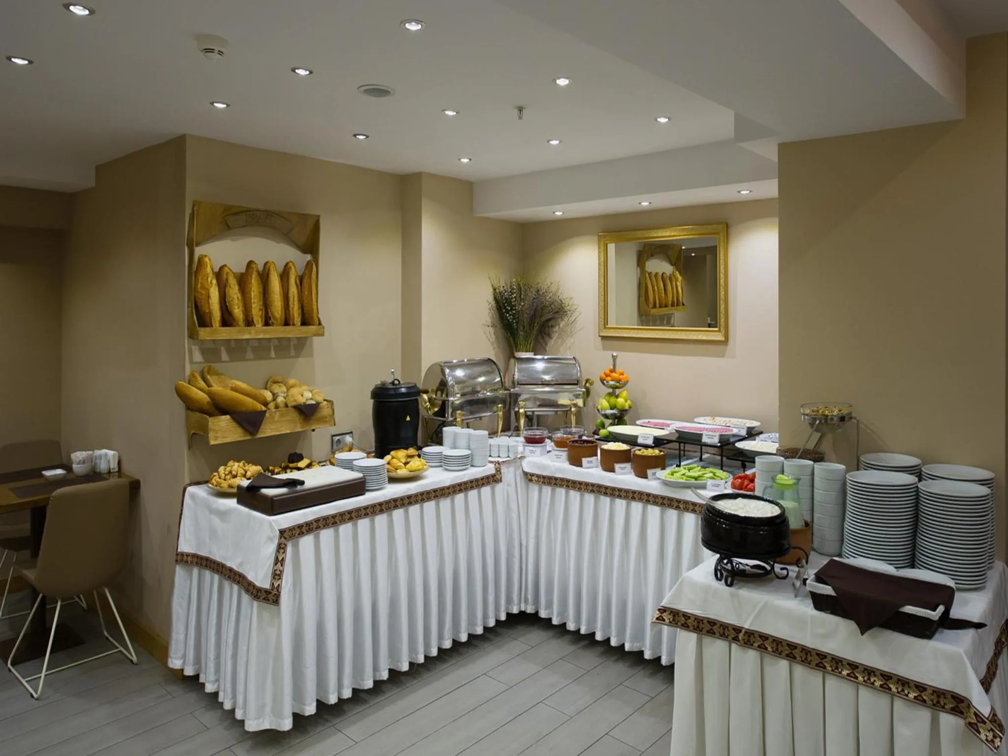 Restaurant/places to eat in Hotel Olimpiyat
