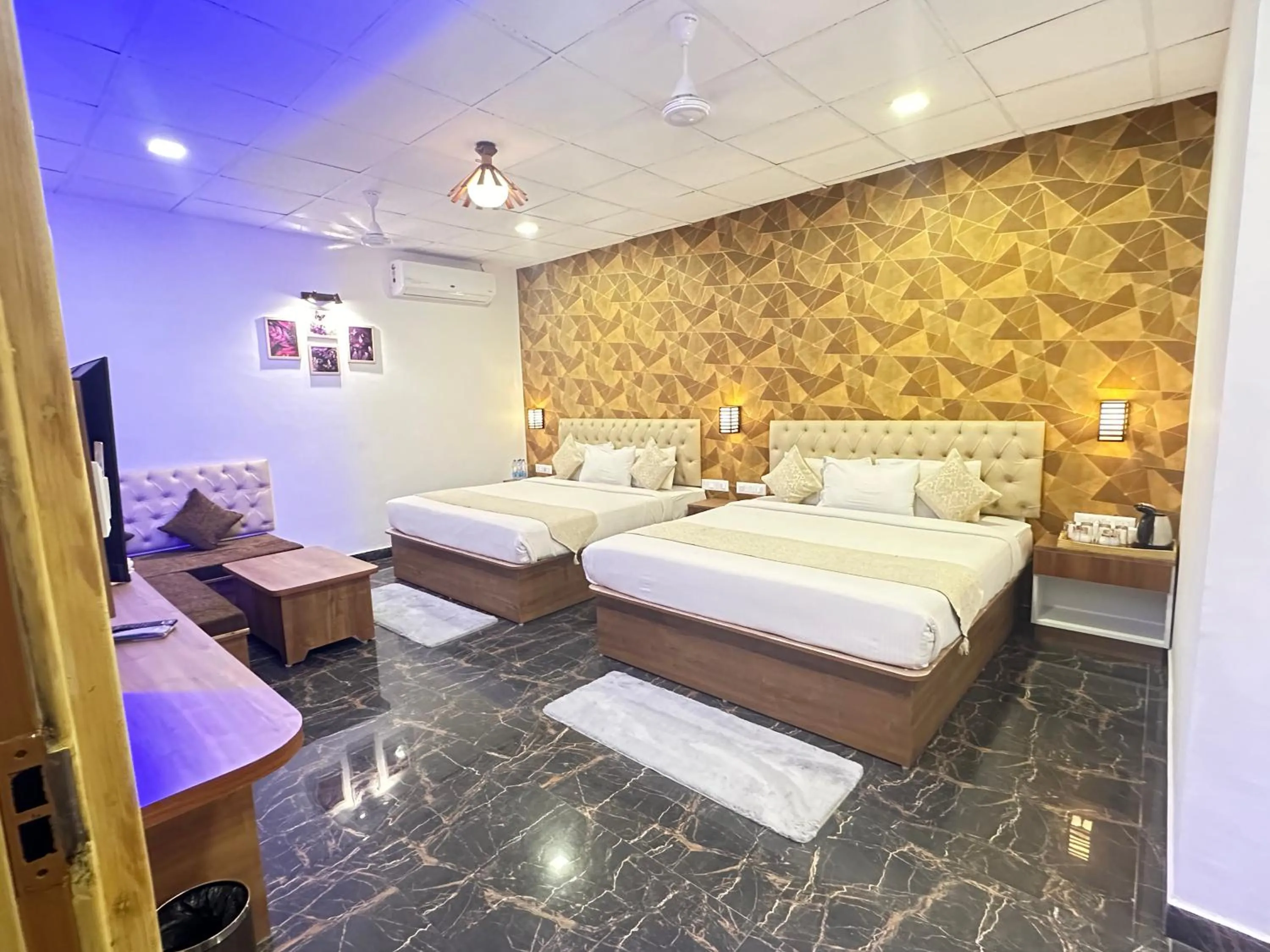 Photo of the whole room, Bed in Shine Residency