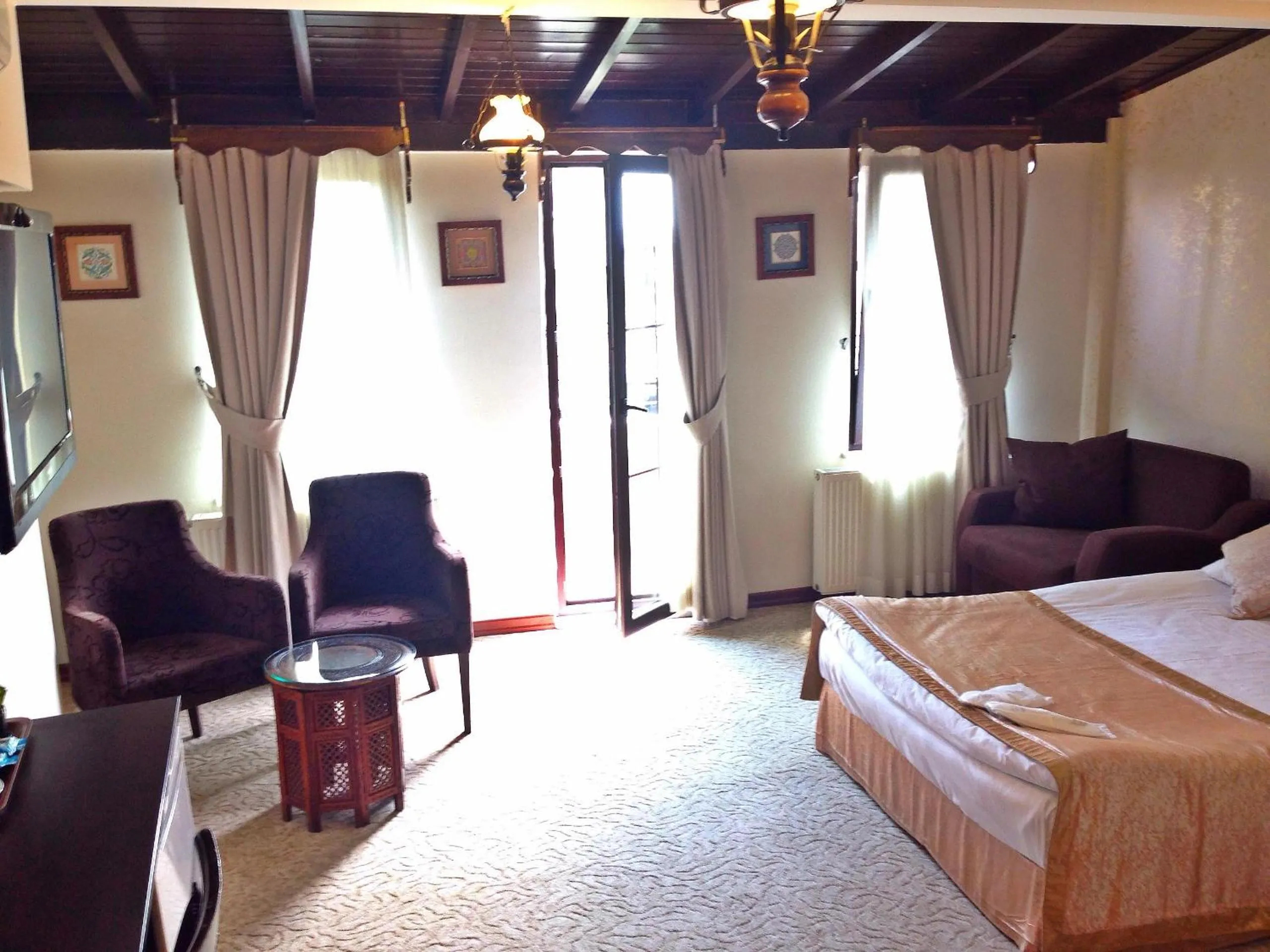 Photo of the whole room, Bed in Naz Wooden House Inn