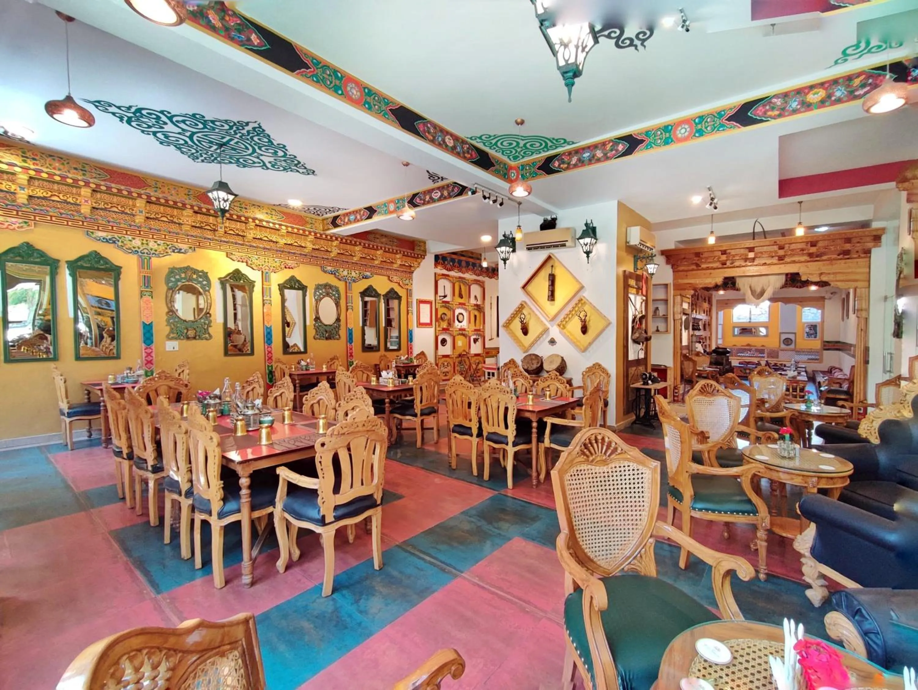 Restaurant/places to eat in Hotel Grand Himalaya