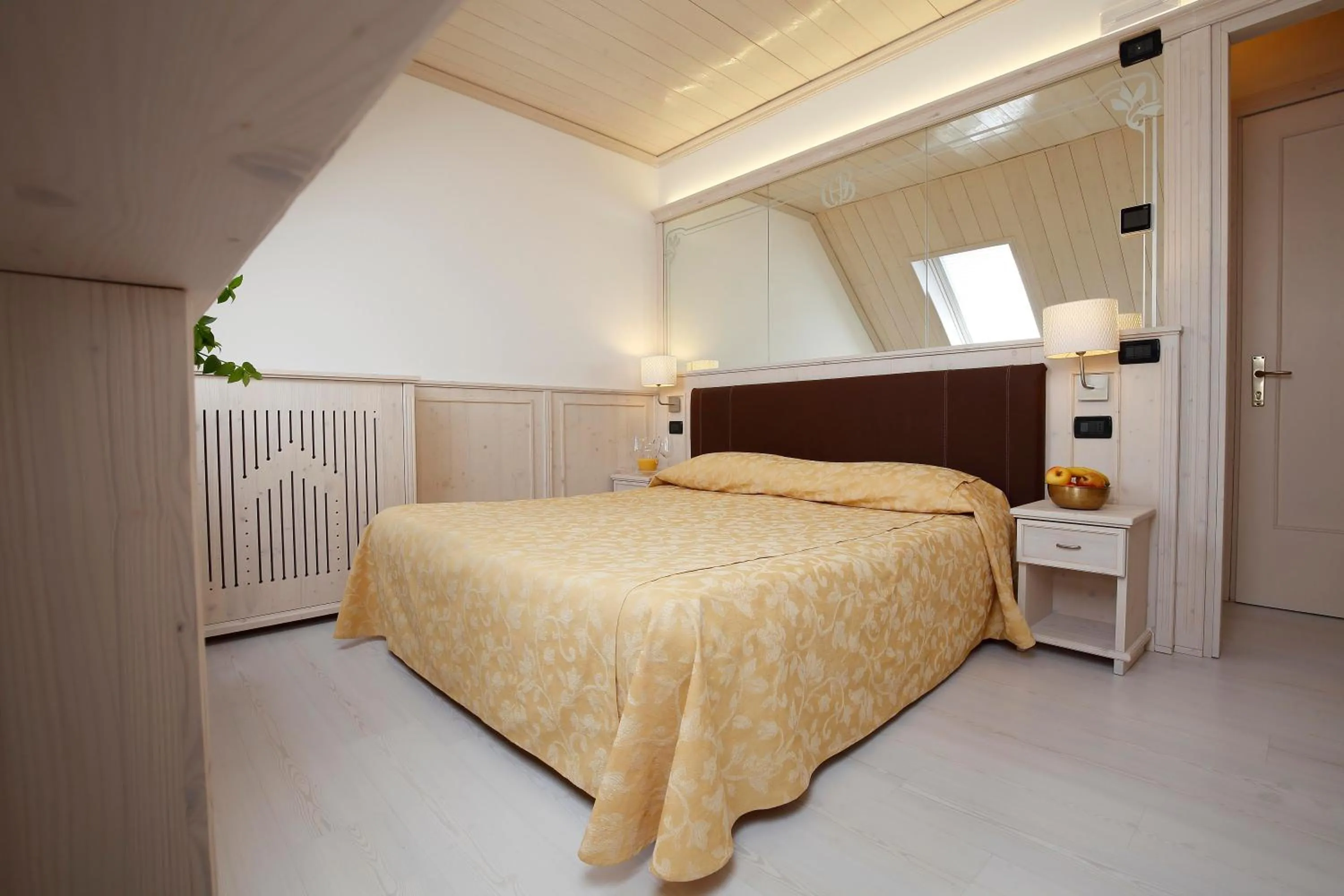 Bed in Hotel Croce Bianca