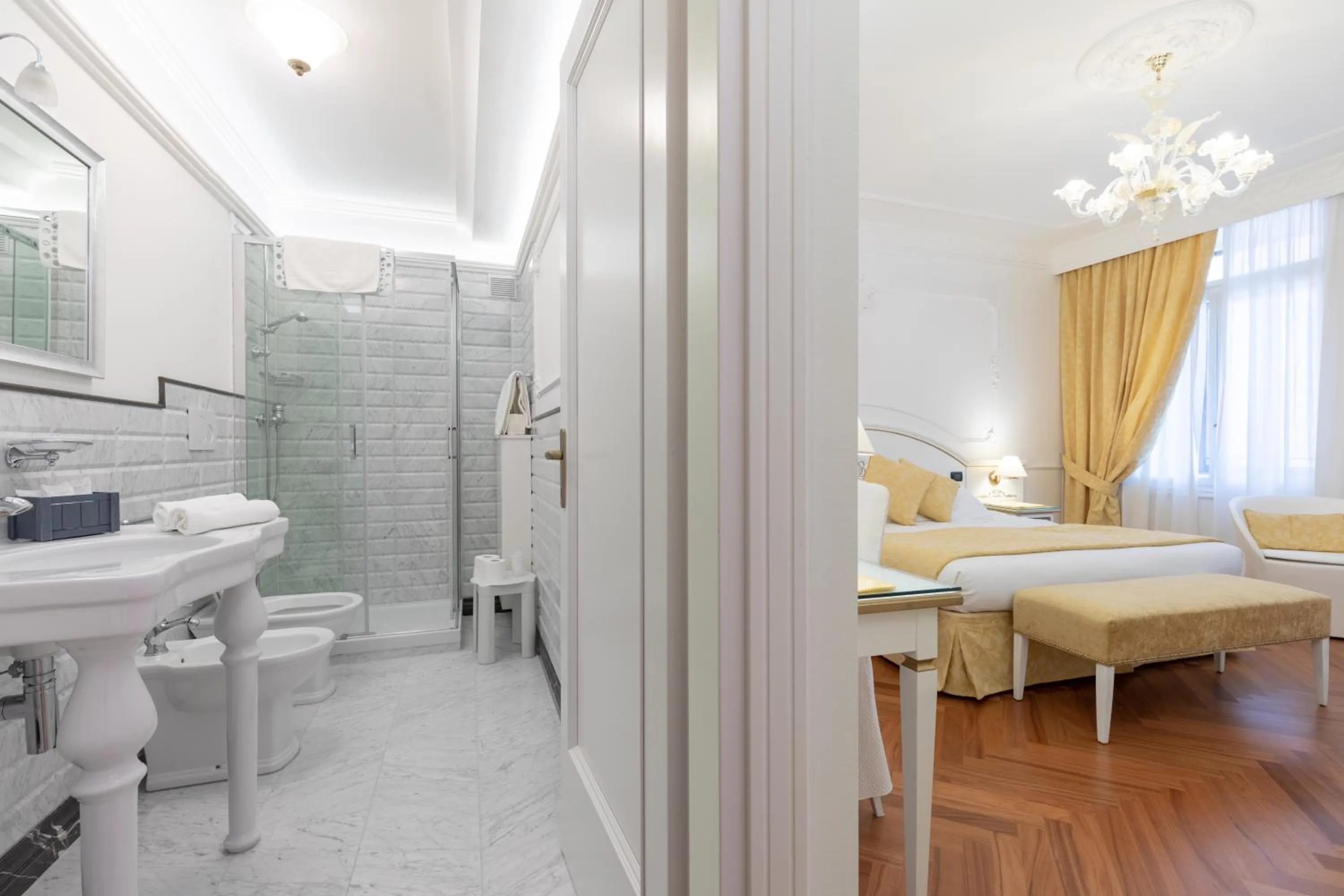 Bathroom, Bed in Hotel Croce Bianca