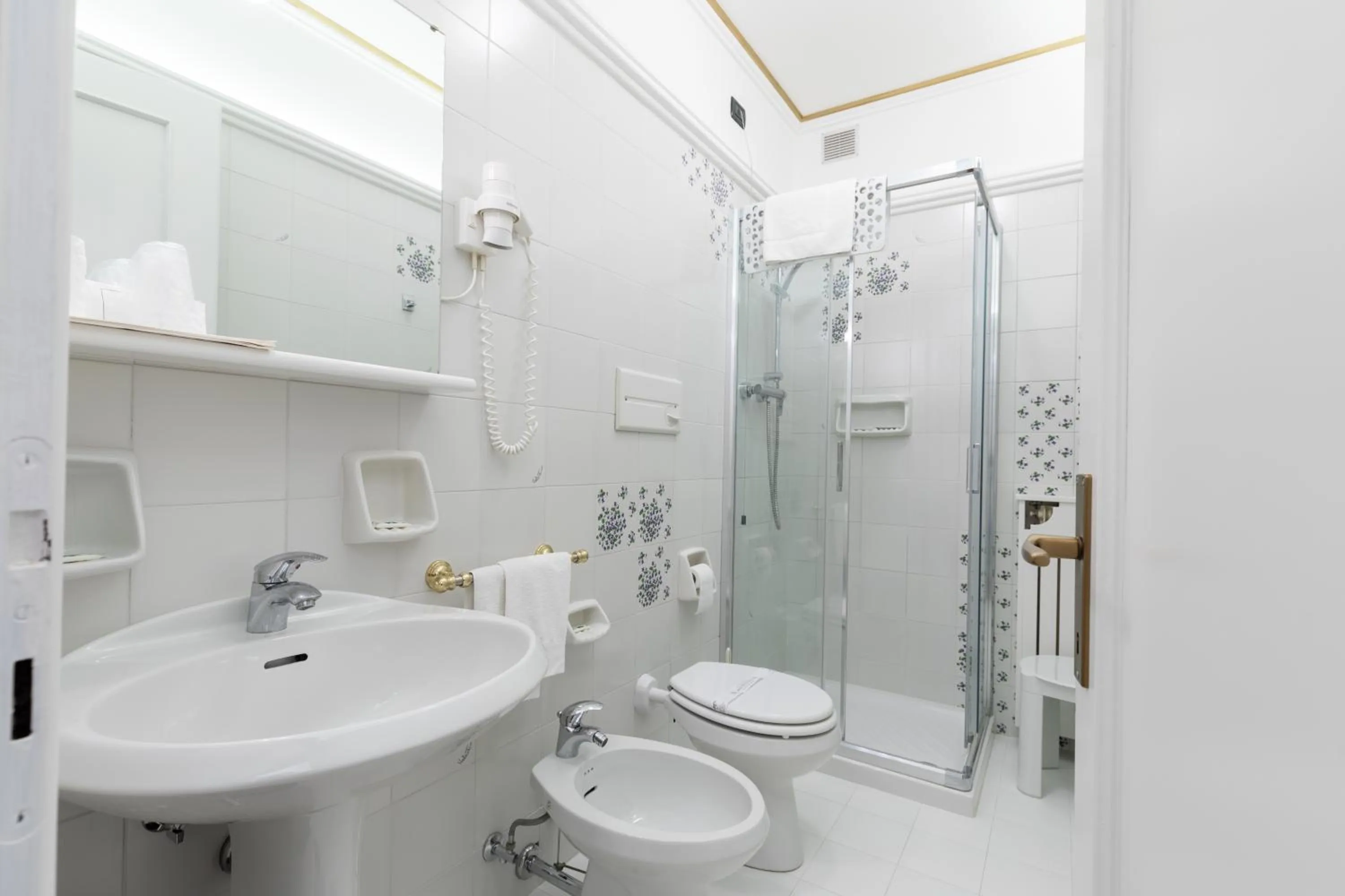 Shower in Hotel Croce Bianca