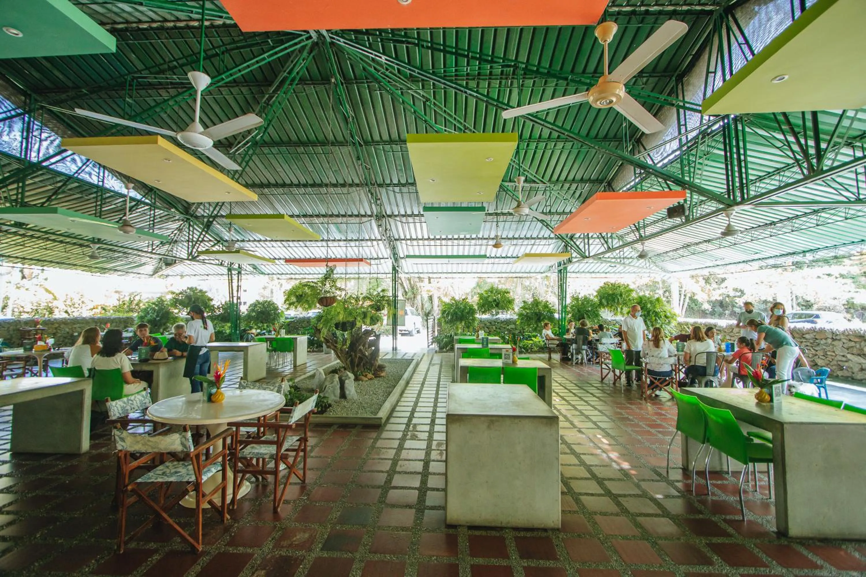Restaurant/places to eat in Makenke Hostel By Los Colores Ecoparque