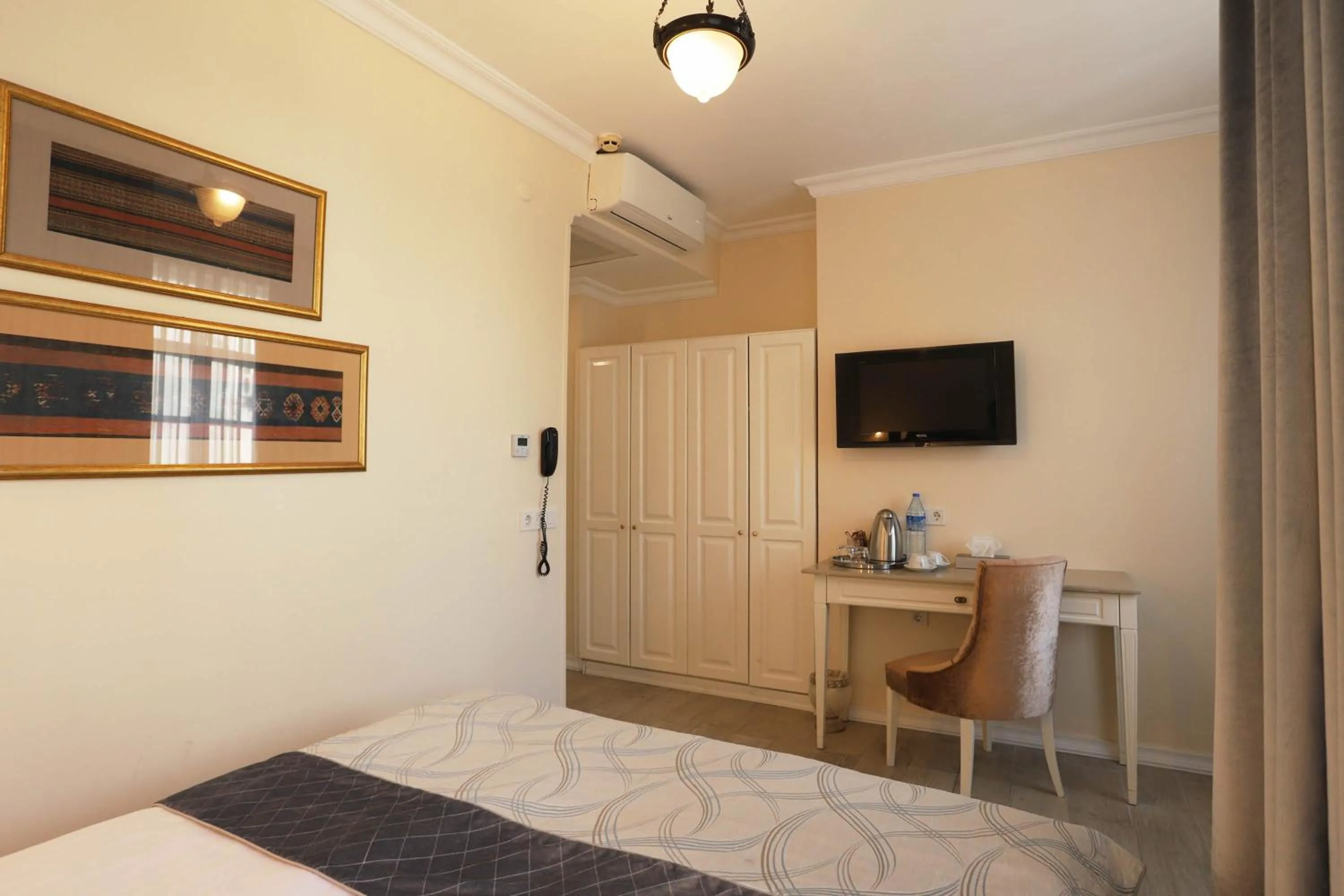 Bedroom, Bed in Celal Sultan Hotel Special Class