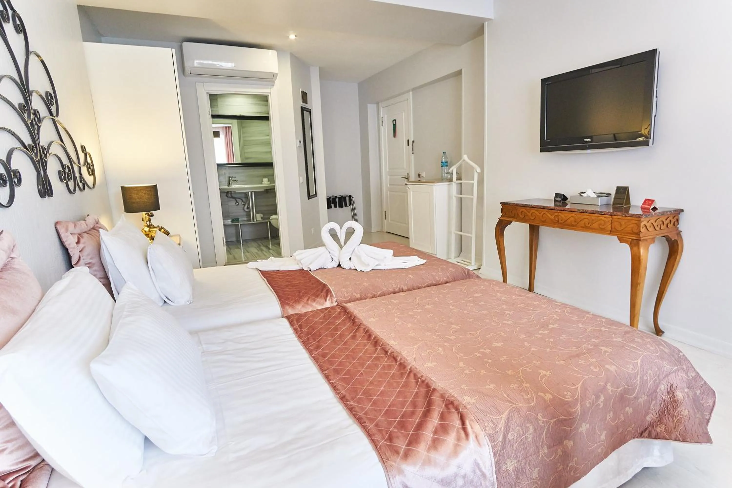 Bedroom, Bed in Celal Sultan Hotel Special Class