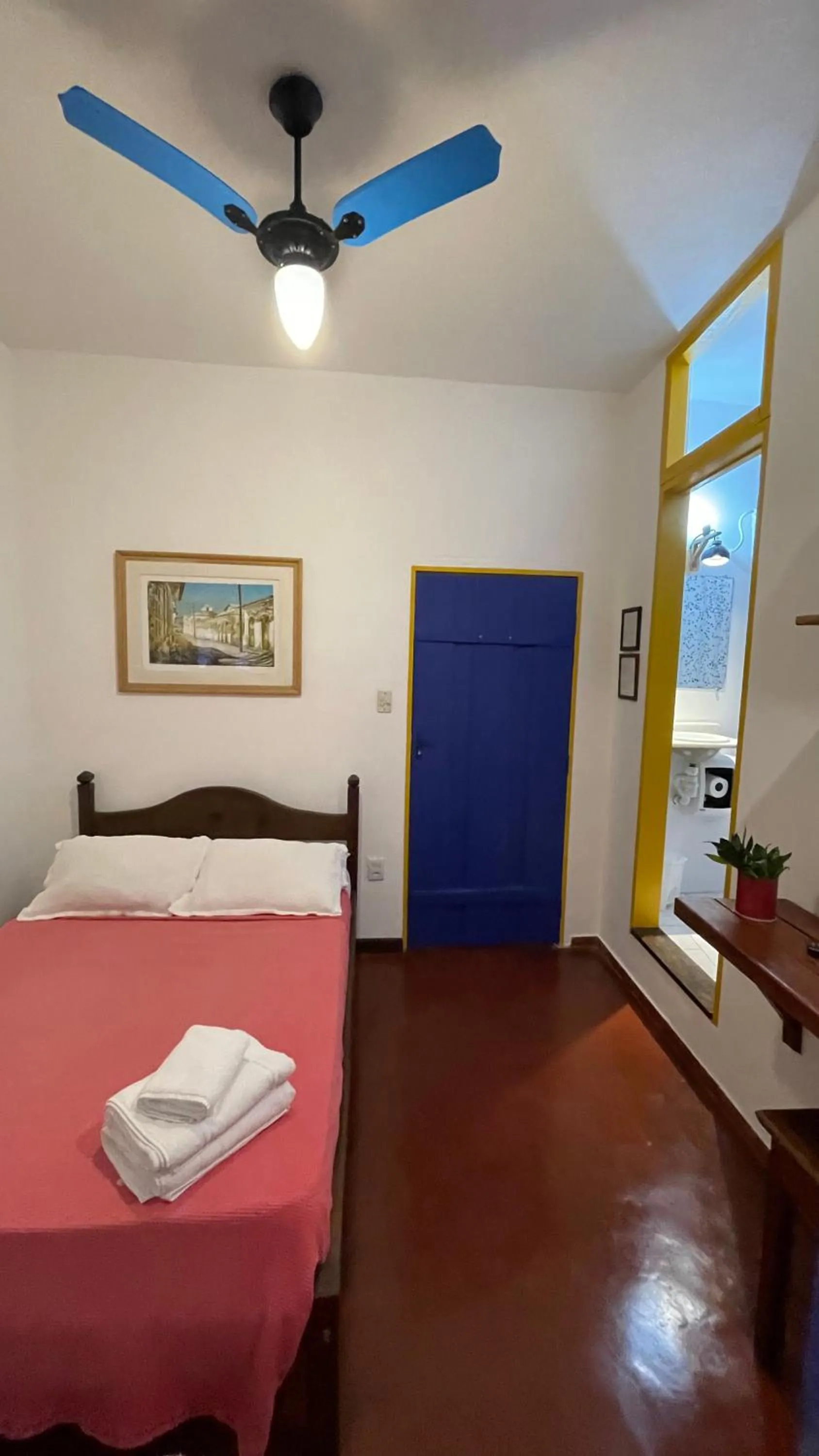 Photo of the whole room, Bed in Café e Prosa Centro Histórico