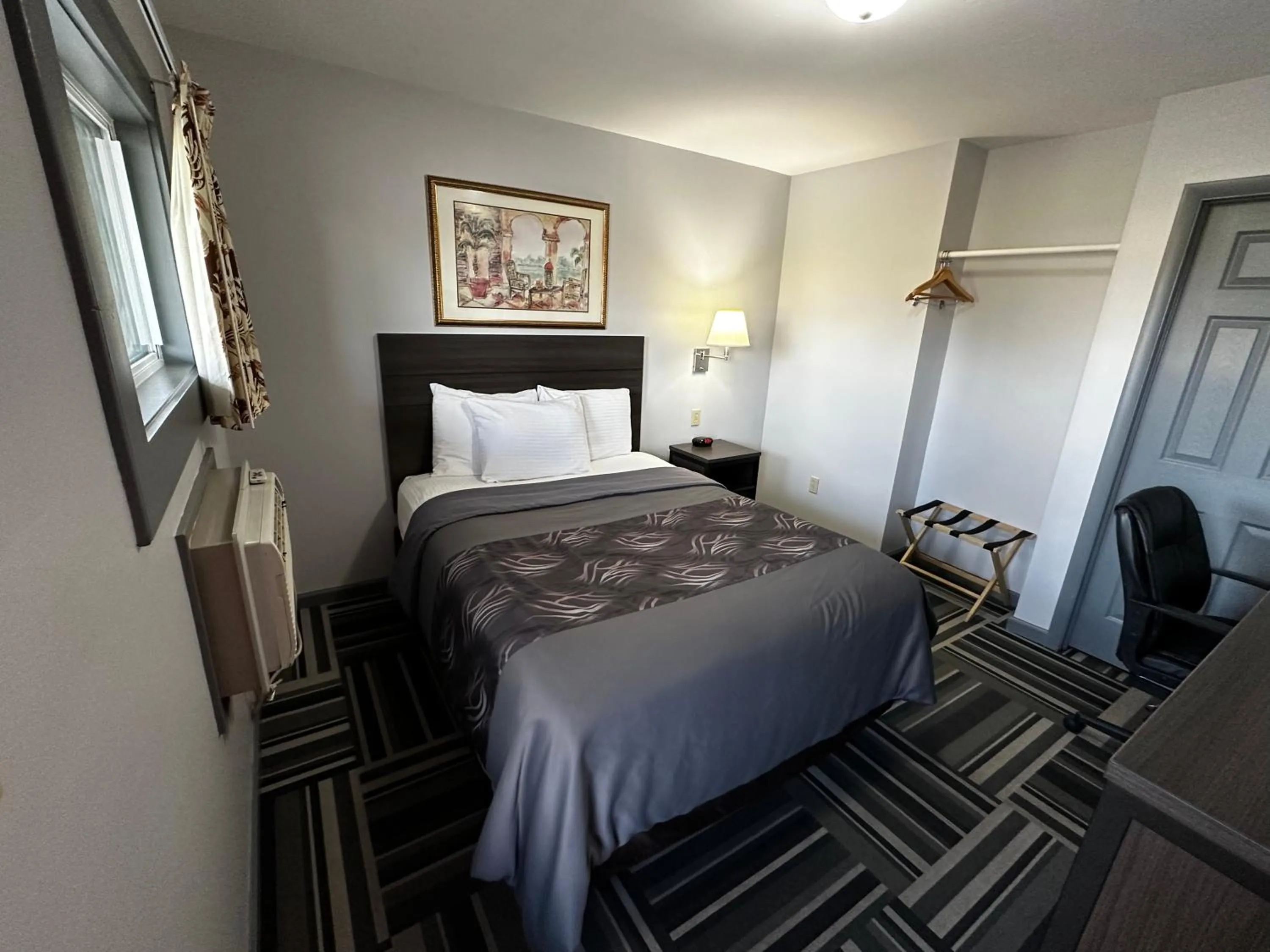 Bed in Relax Inn - Saginaw