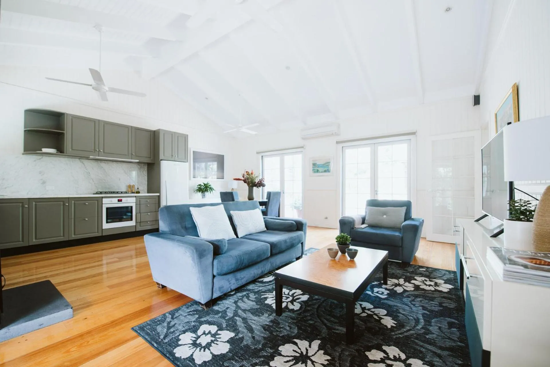 TV and multimedia in Rhyll Haven Luxury Getaway Apartments