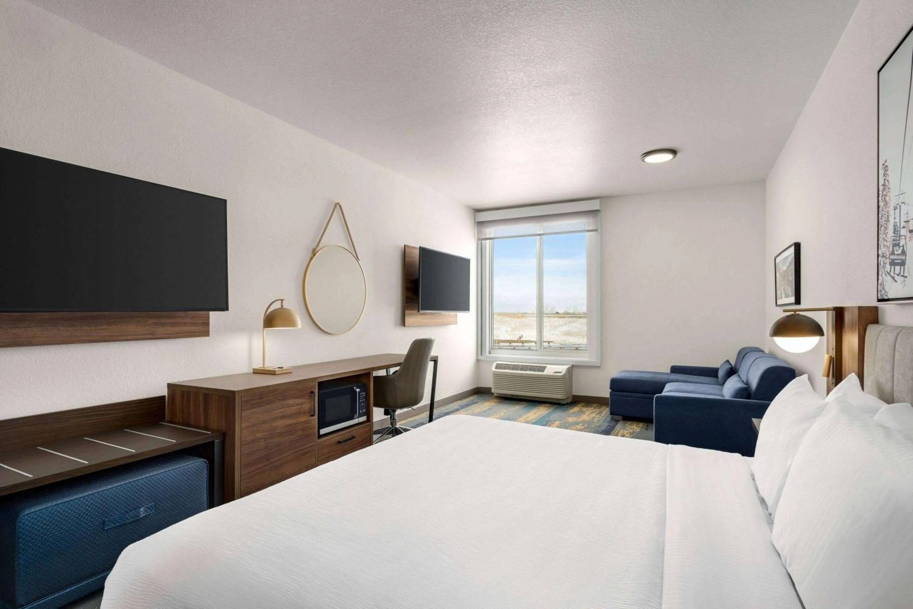 Photo of the whole room, Bed in La Quinta Inn & Suites by Wyndham Denver Parker