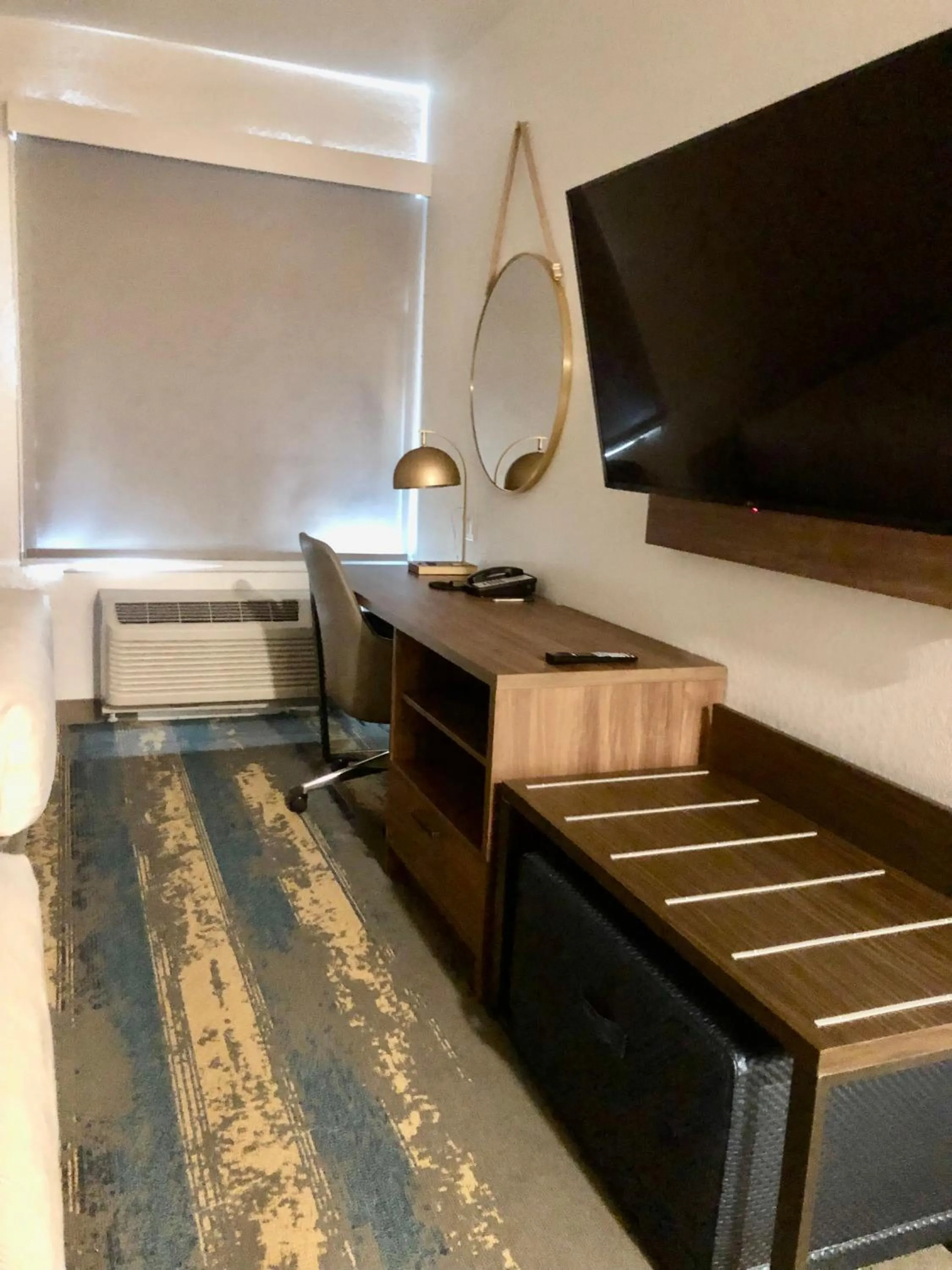 TV and multimedia in La Quinta Inn & Suites by Wyndham Denver Parker