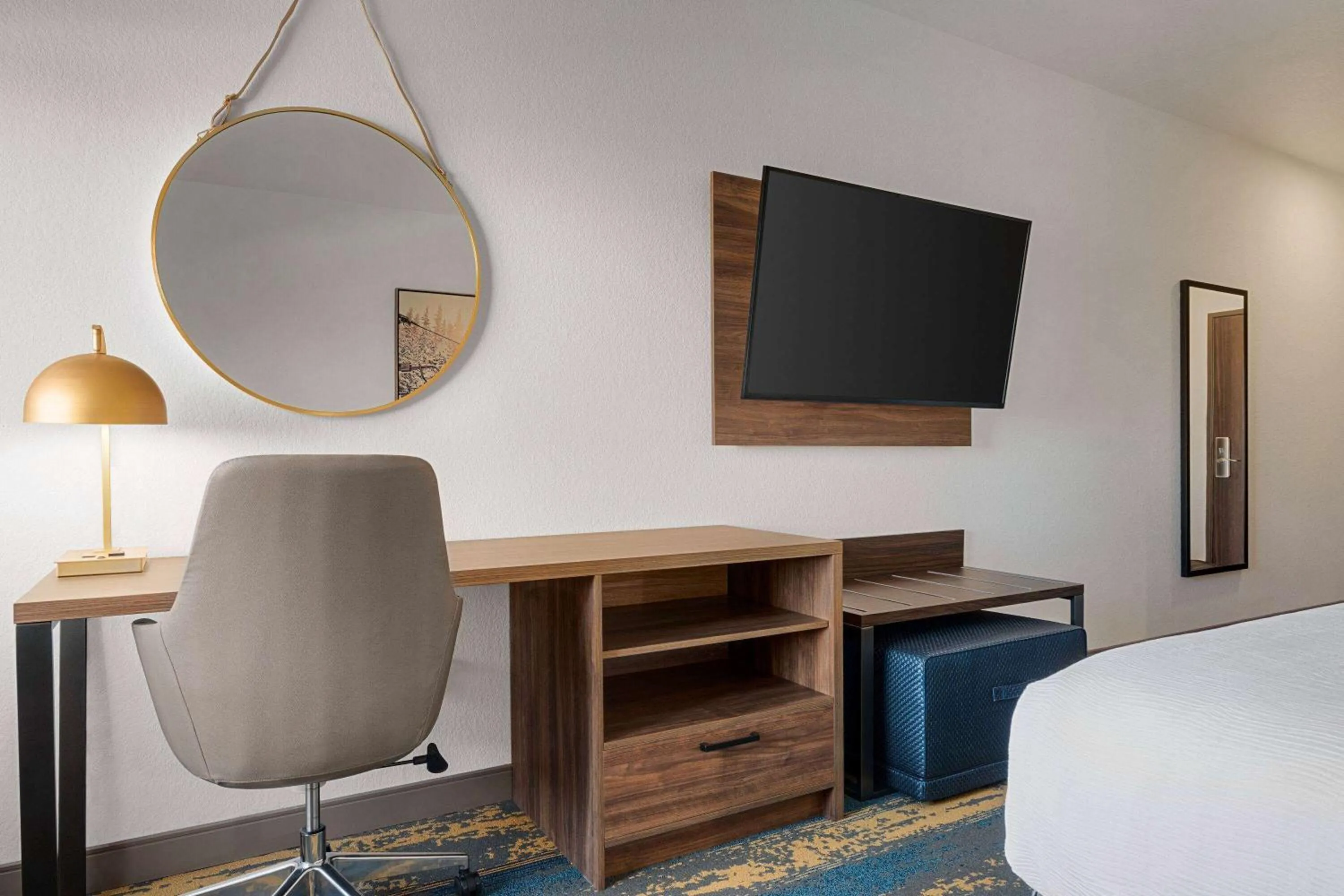 Photo of the whole room, Bed in La Quinta Inn & Suites by Wyndham Denver Parker