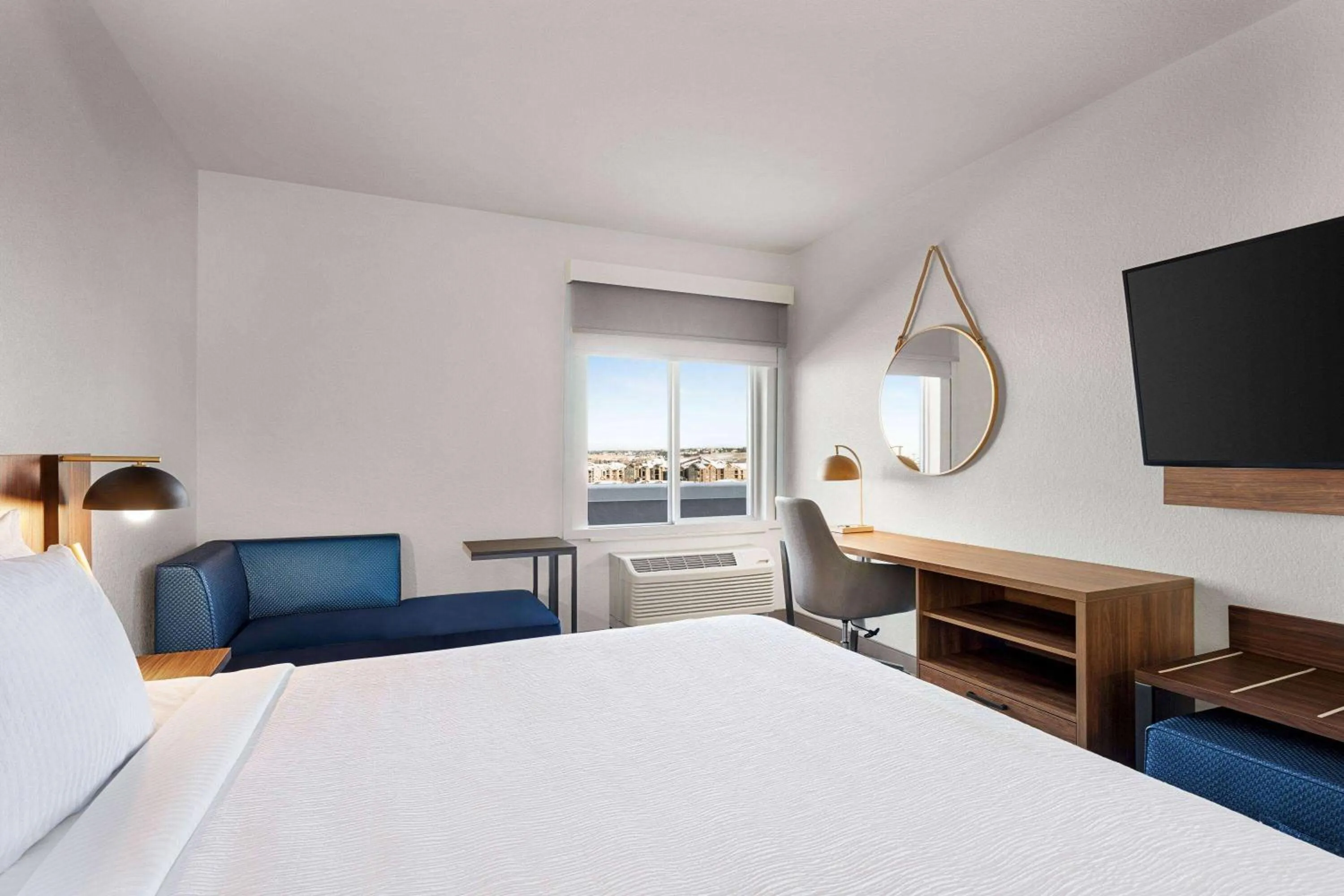 Photo of the whole room, Bed in La Quinta Inn & Suites by Wyndham Denver Parker