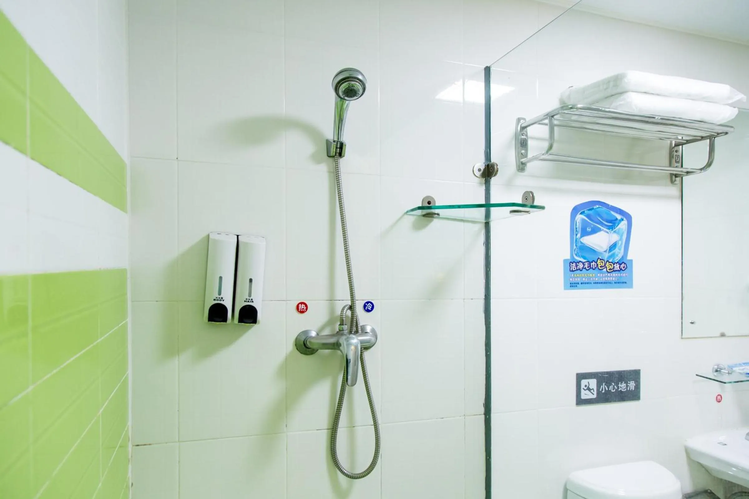 Shower in 7Days Premium Guangzhou Kecun Subway Station