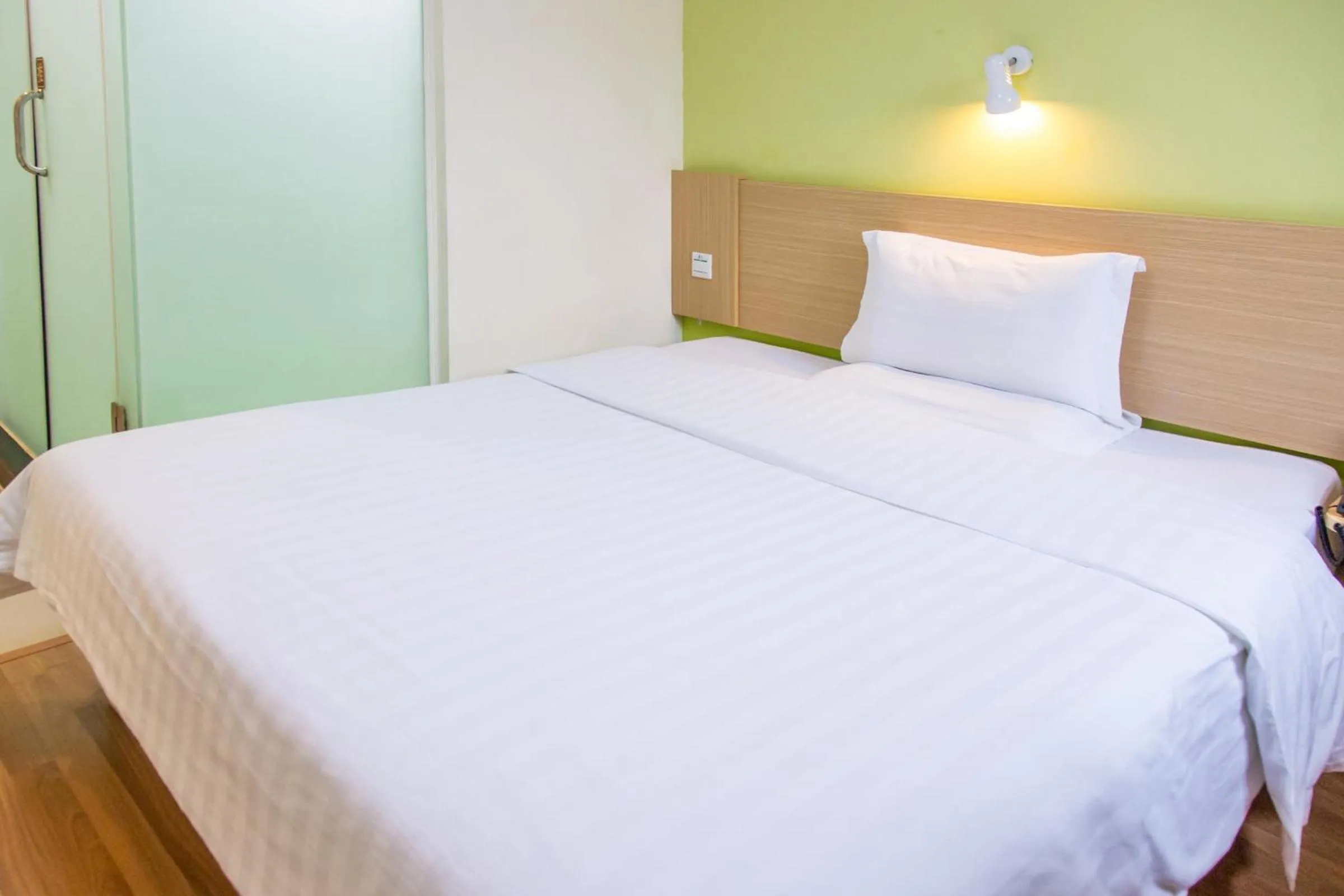 Bed in 7Days Premium Guangzhou Kecun Subway Station