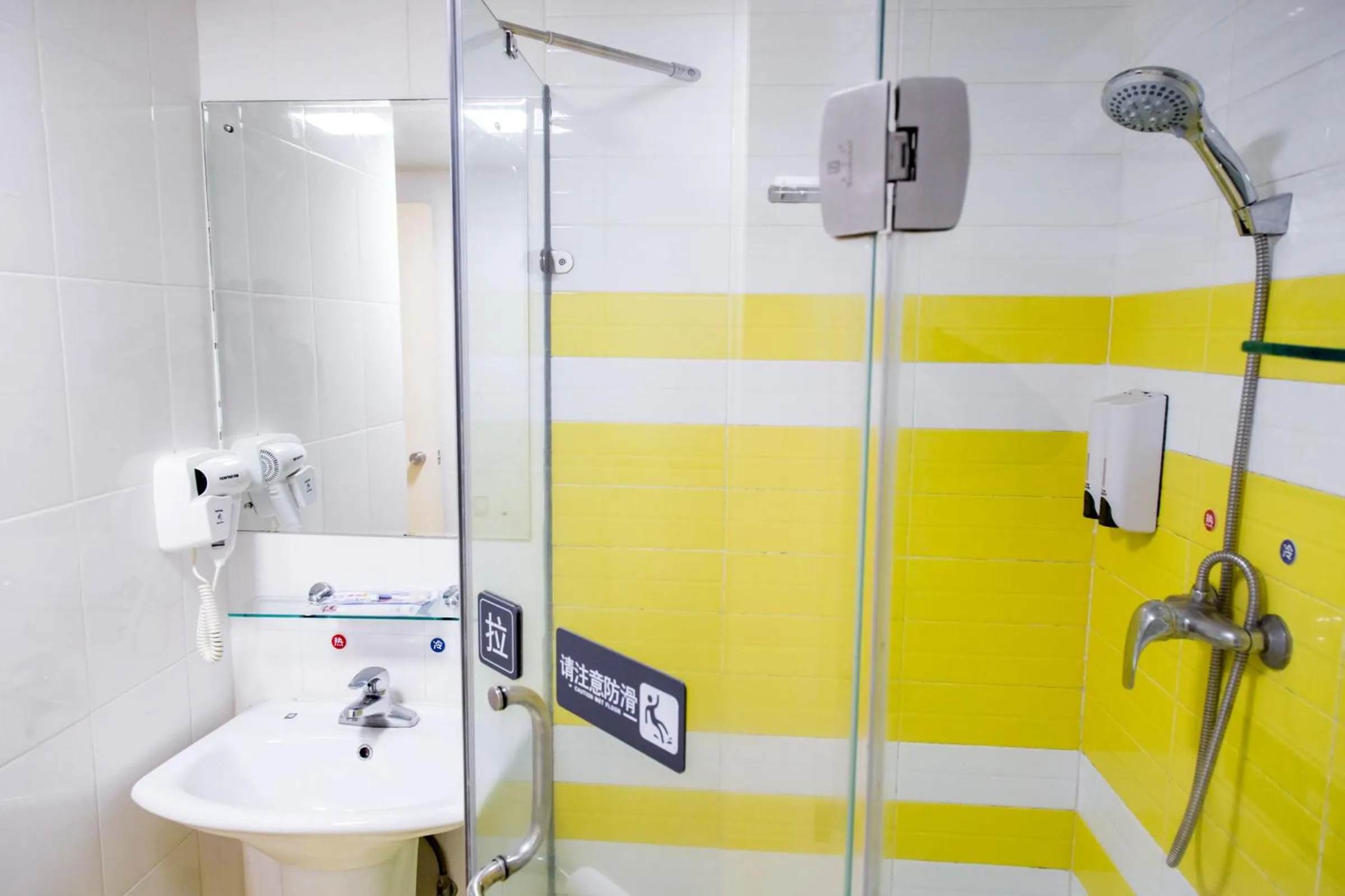 Bathroom in 7Days Premium Guangzhou Kecun Subway Station