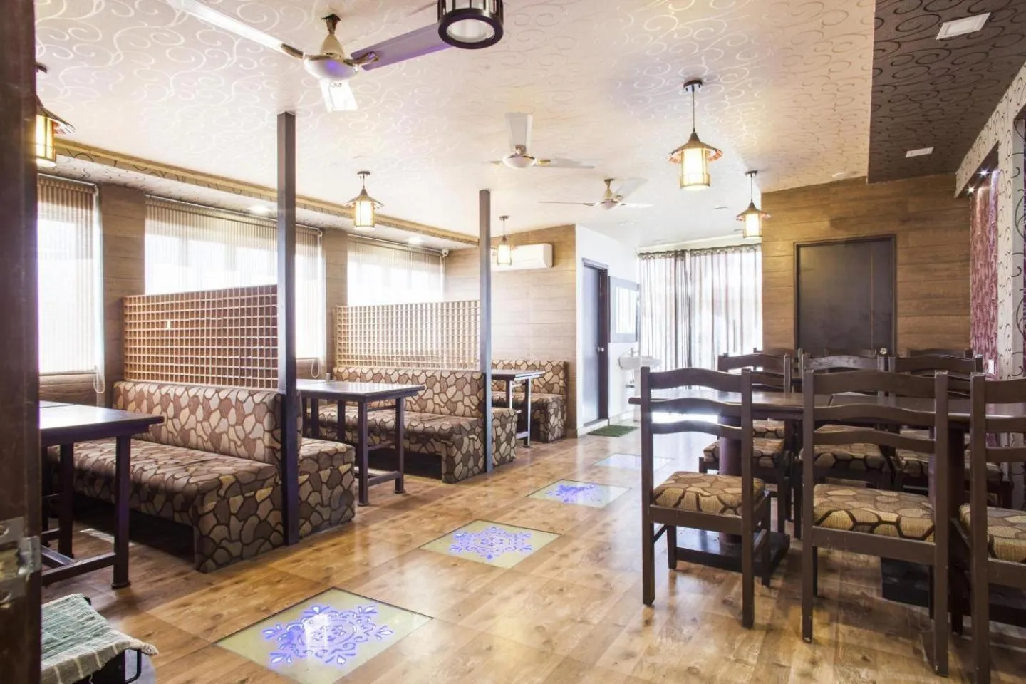 Restaurant/places to eat, Dining Area in Hotel Mahadev Villa