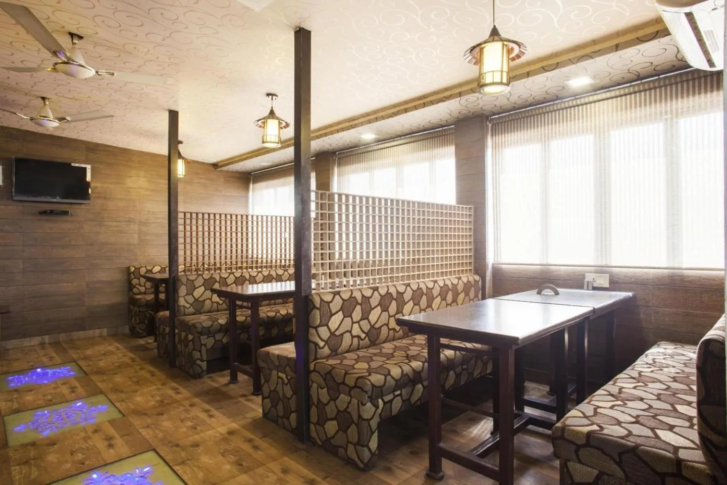 Restaurant/places to eat in Hotel Mahadev Villa