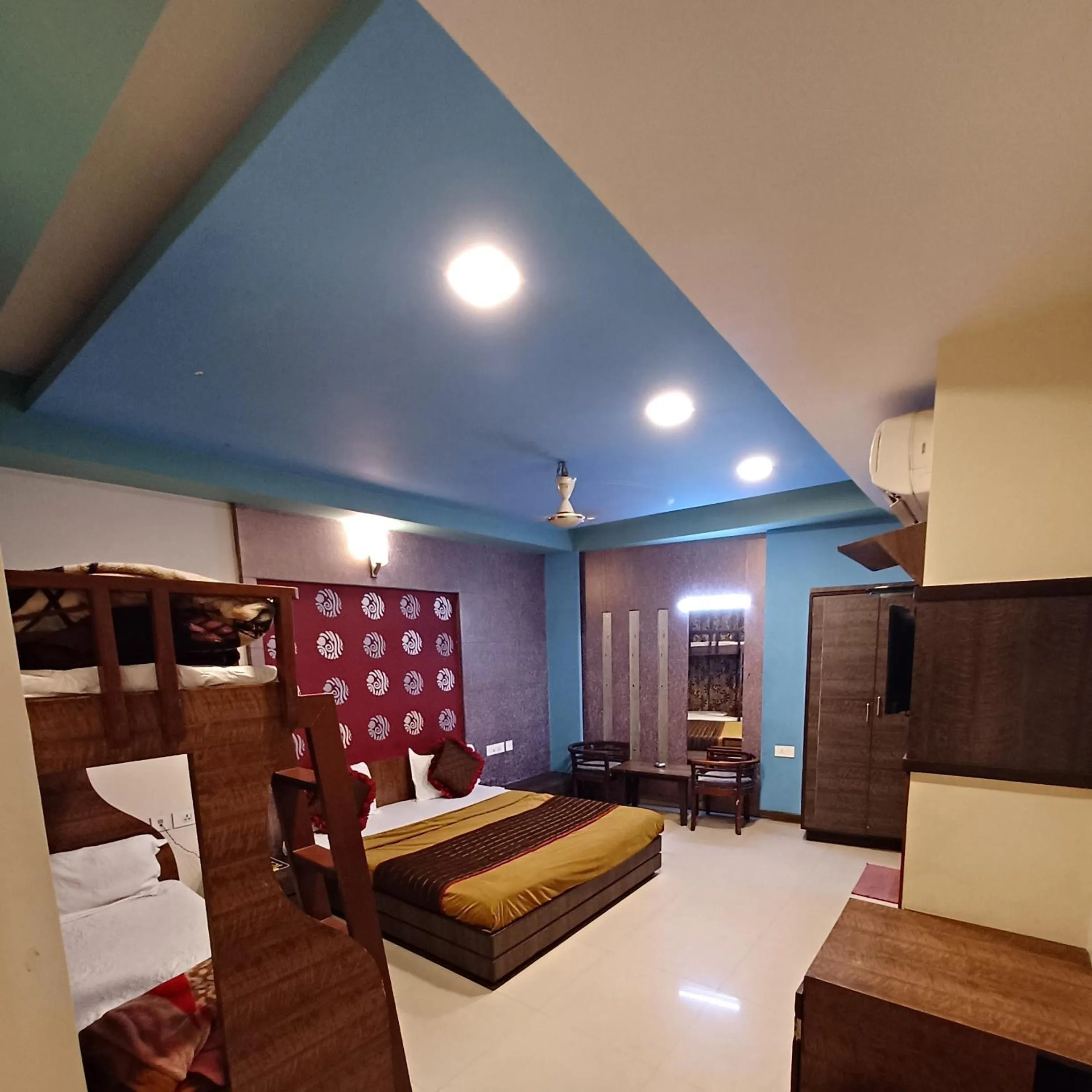 Bed in Hotel Mahadev Villa