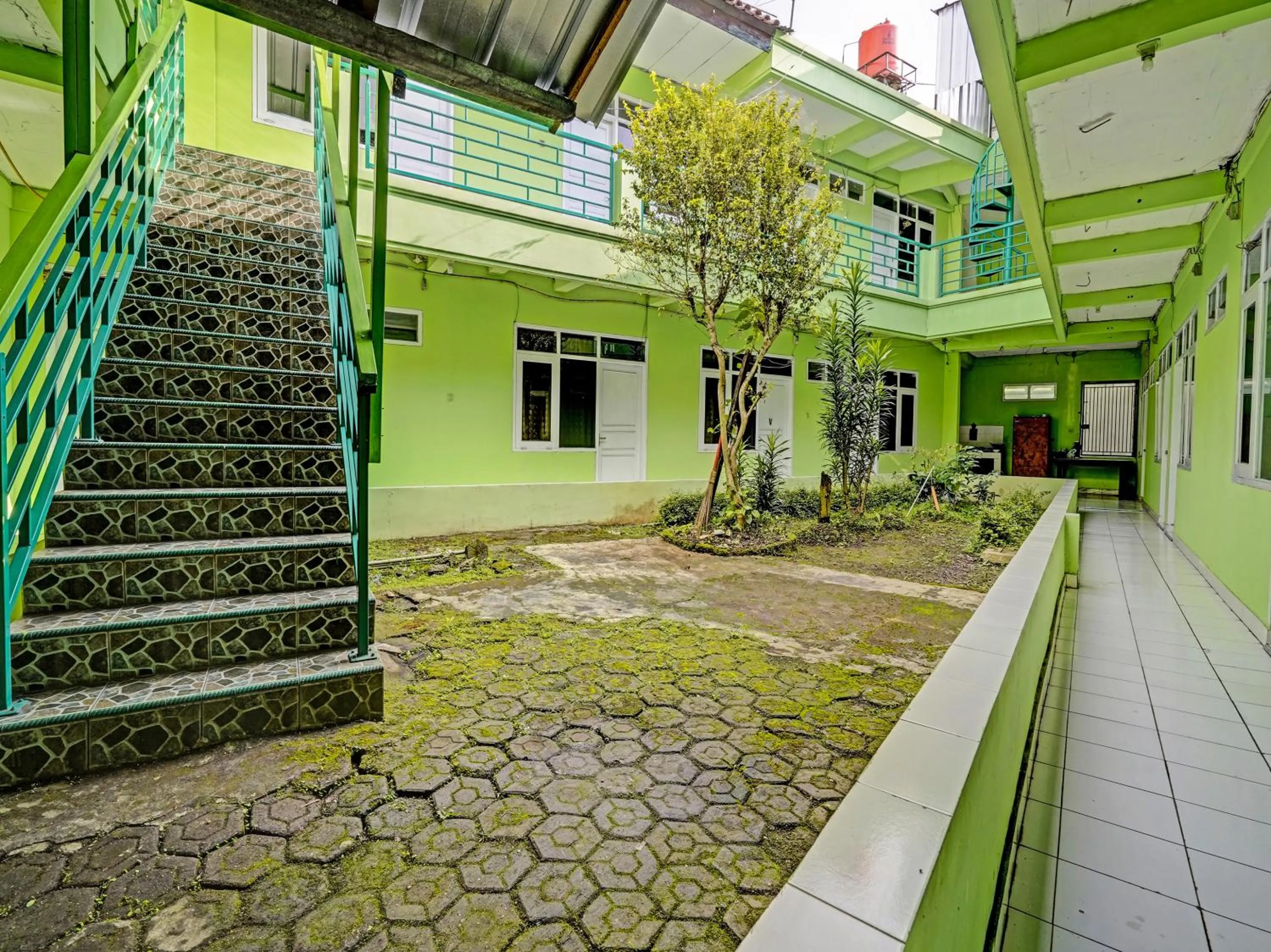 Property building in SPOT ON 91325 Pondok Hijau Guest House Syariah