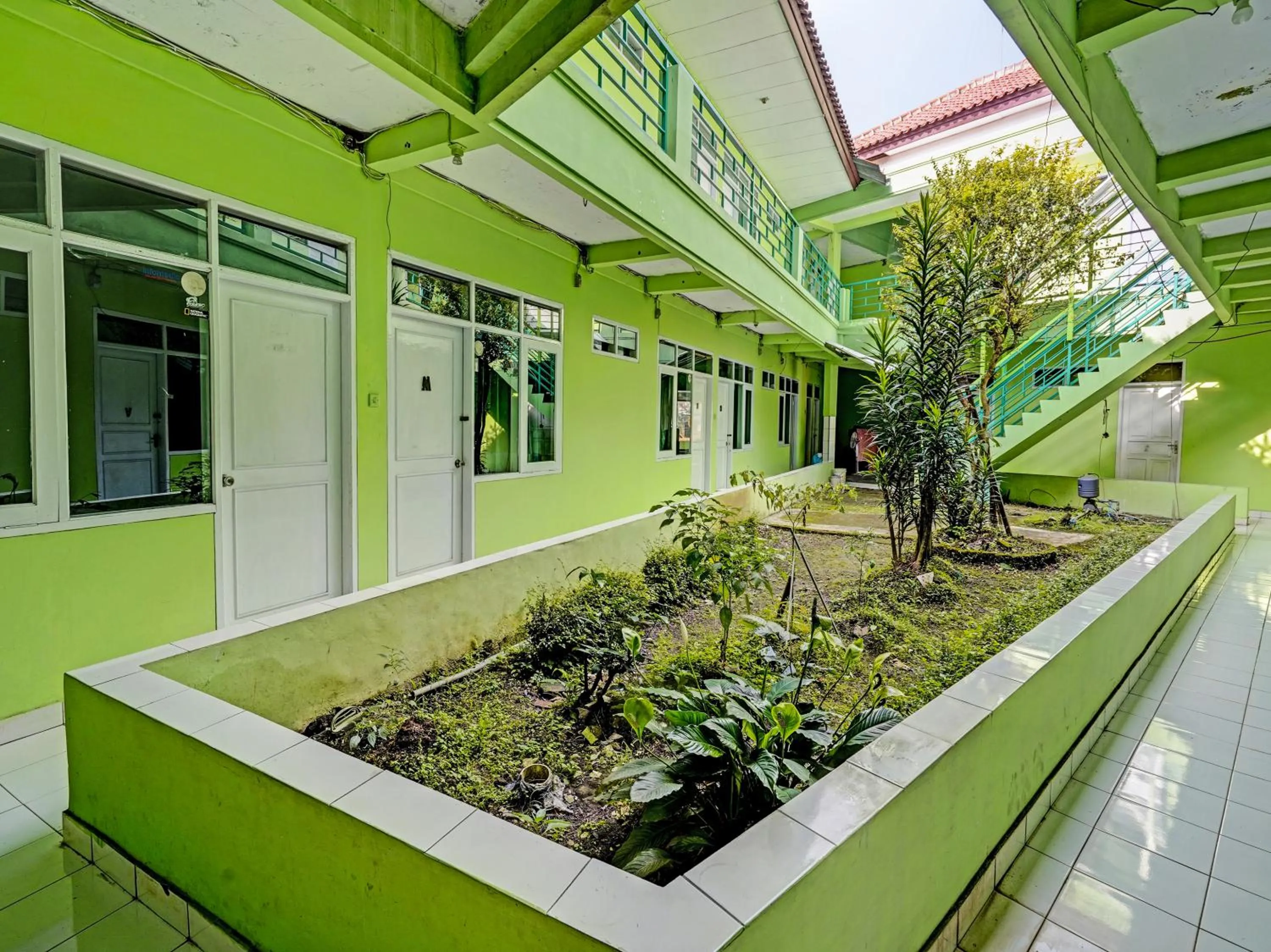 Garden in SPOT ON 91325 Pondok Hijau Guest House Syariah