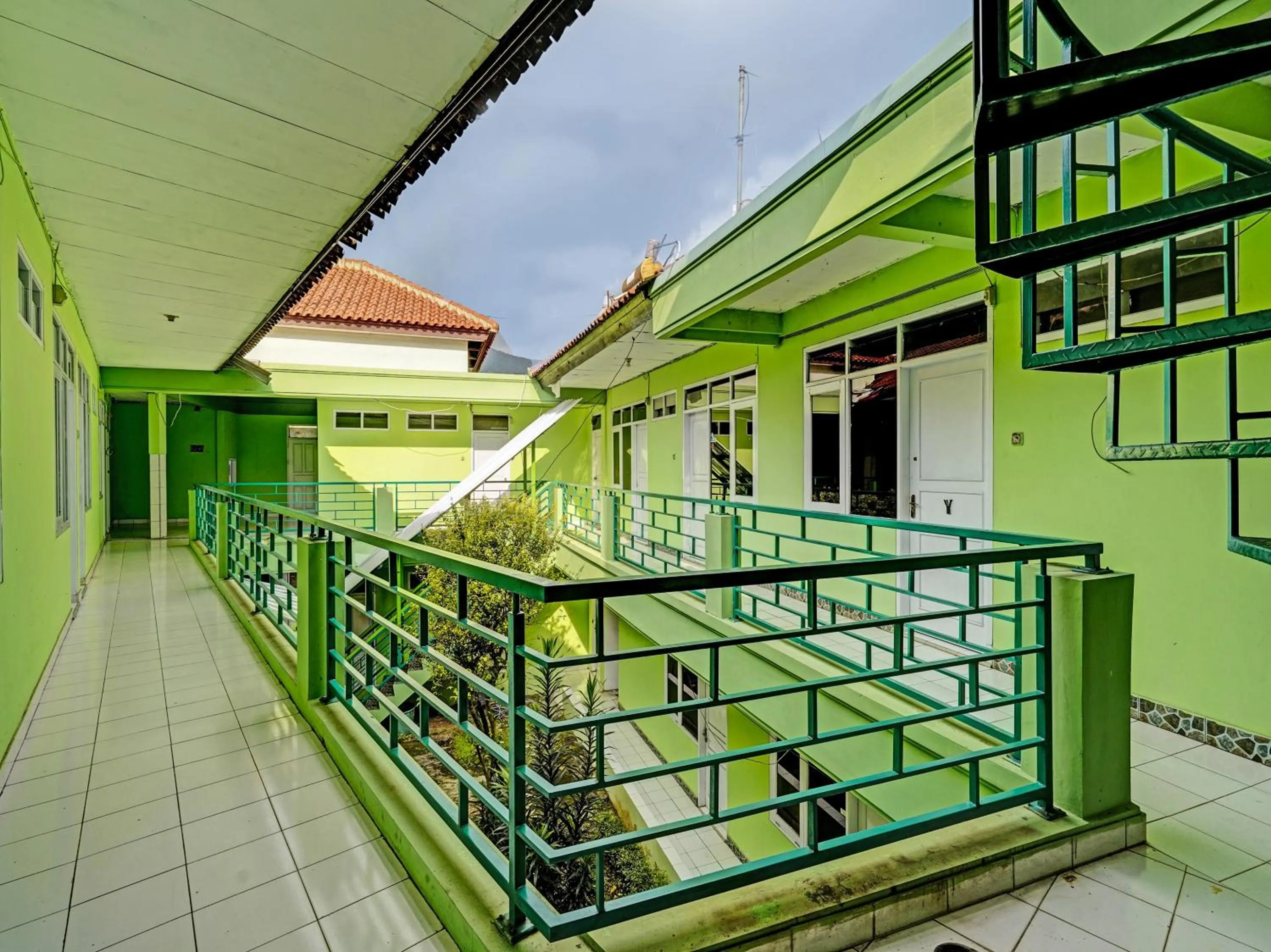 Balcony/Terrace in SPOT ON 91325 Pondok Hijau Guest House Syariah
