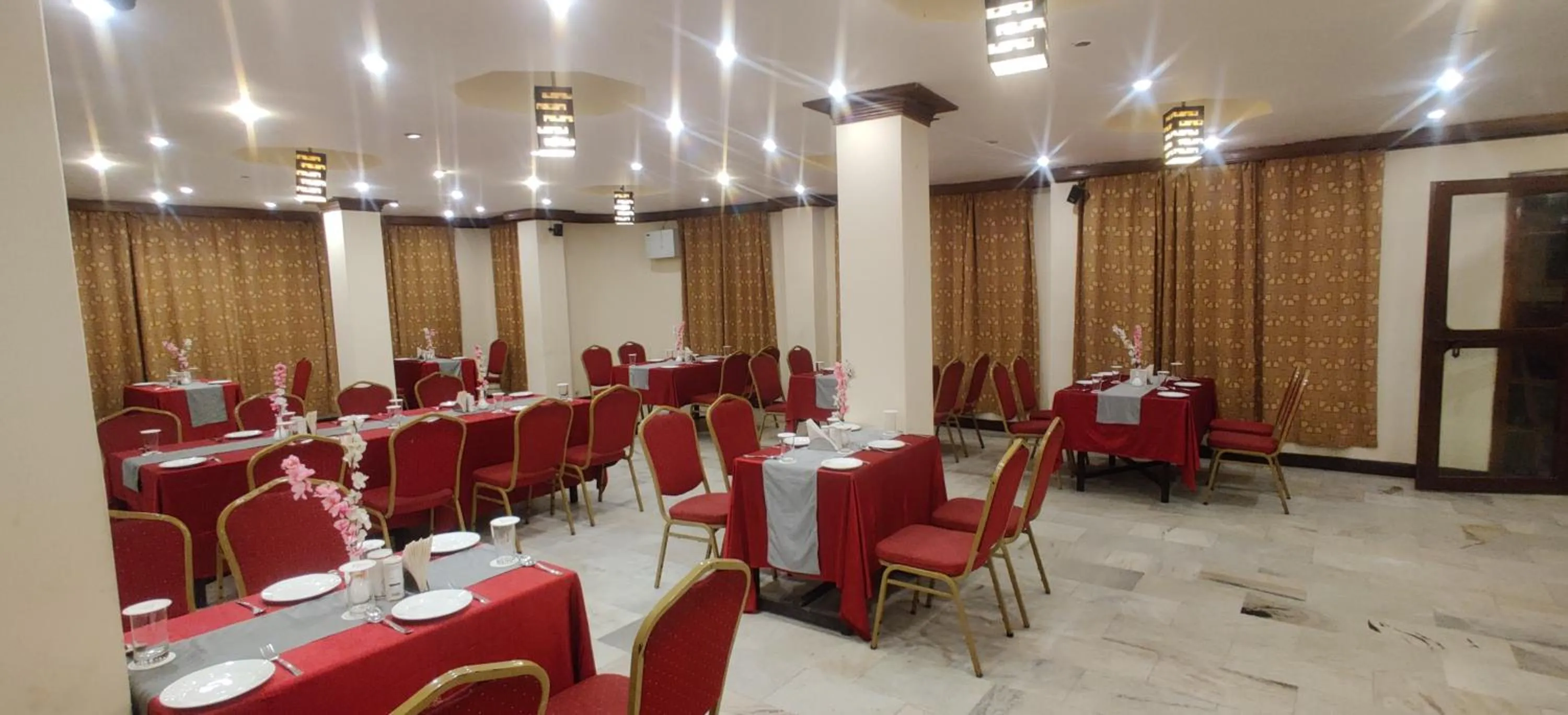 Restaurant/places to eat in HOTEL RENDEZVOUS