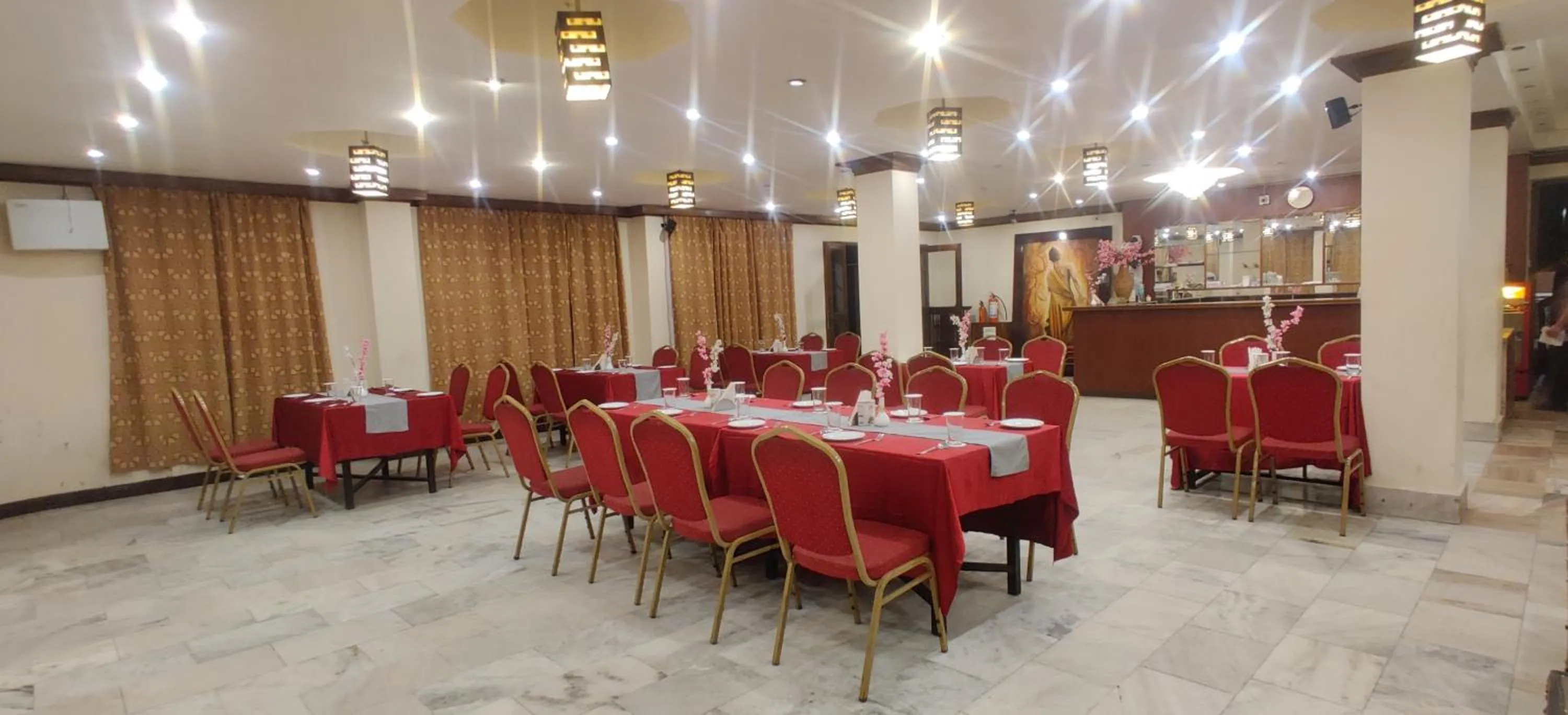 Restaurant/places to eat in HOTEL RENDEZVOUS