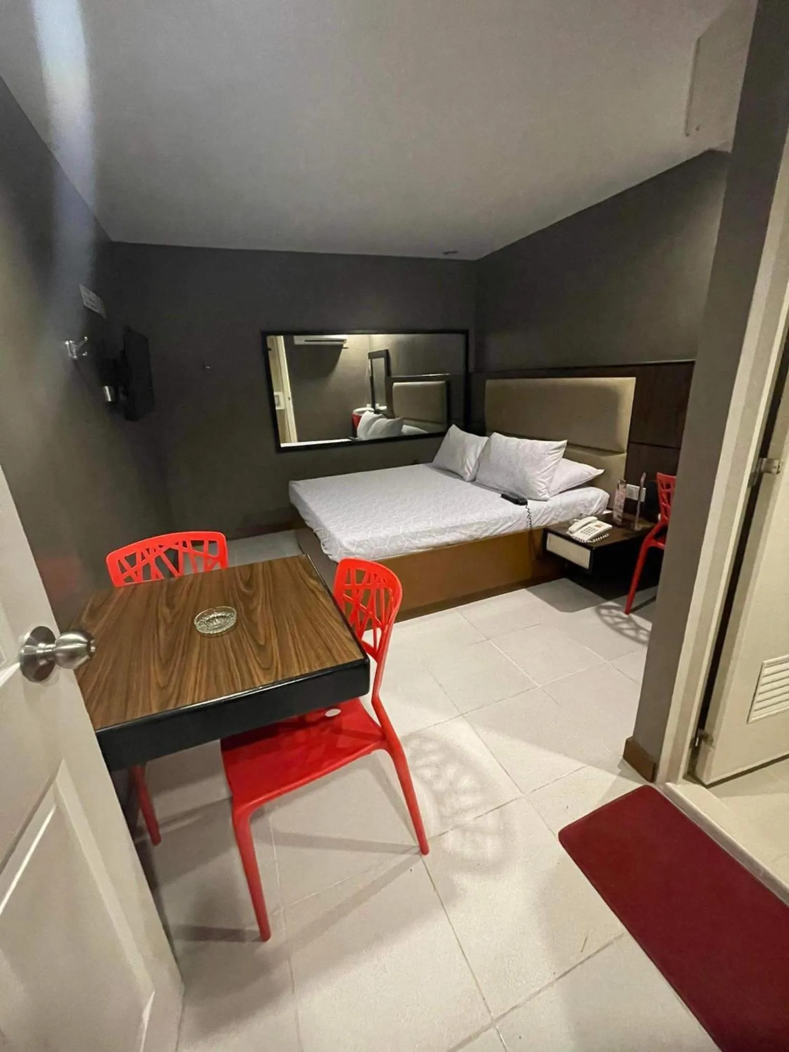 Photo of the whole room, Bed in Hotel Sogo Edsa Cubao