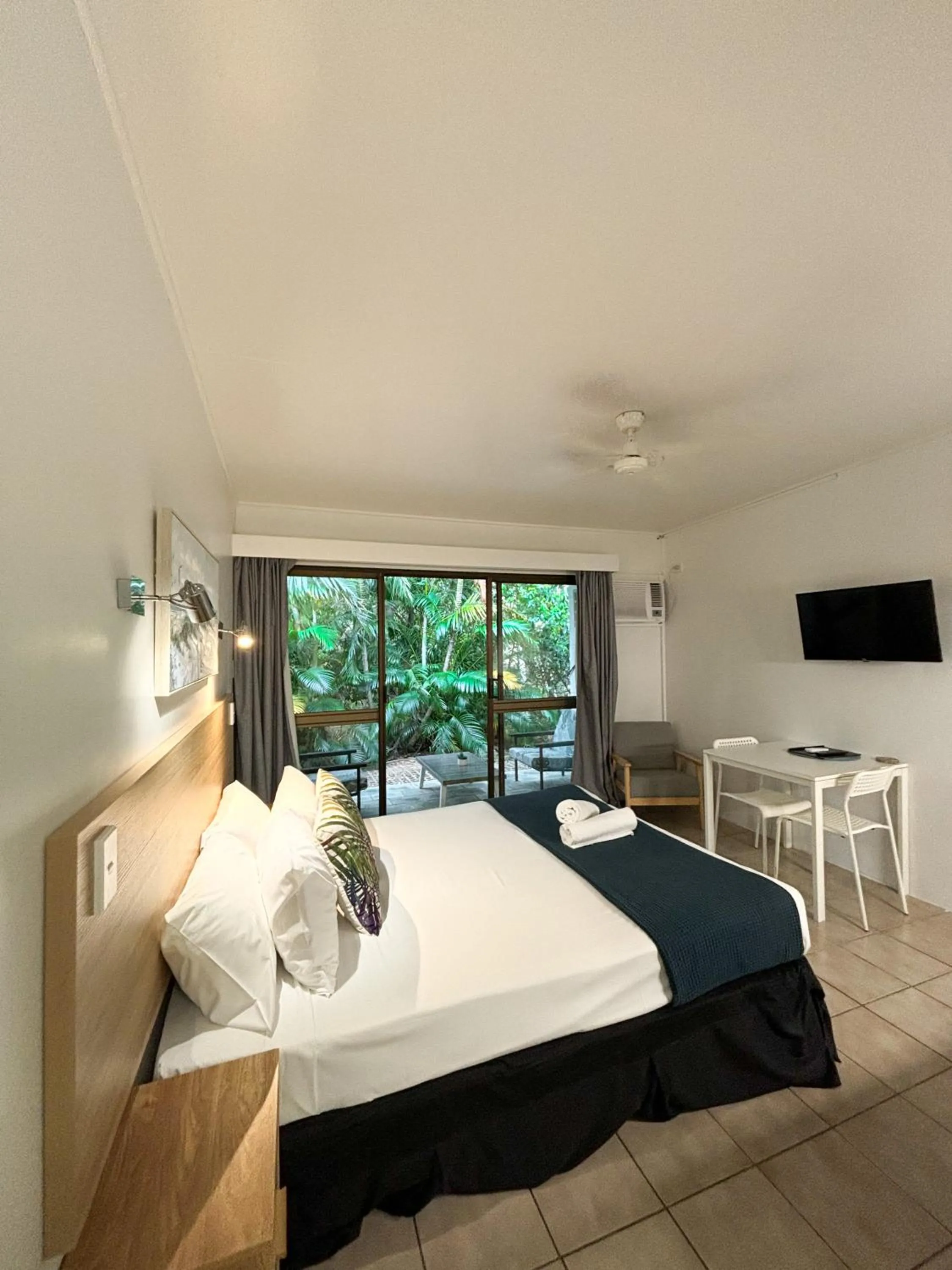 Patio, Bed in Amaroo On Mandalay, Magnetic Island