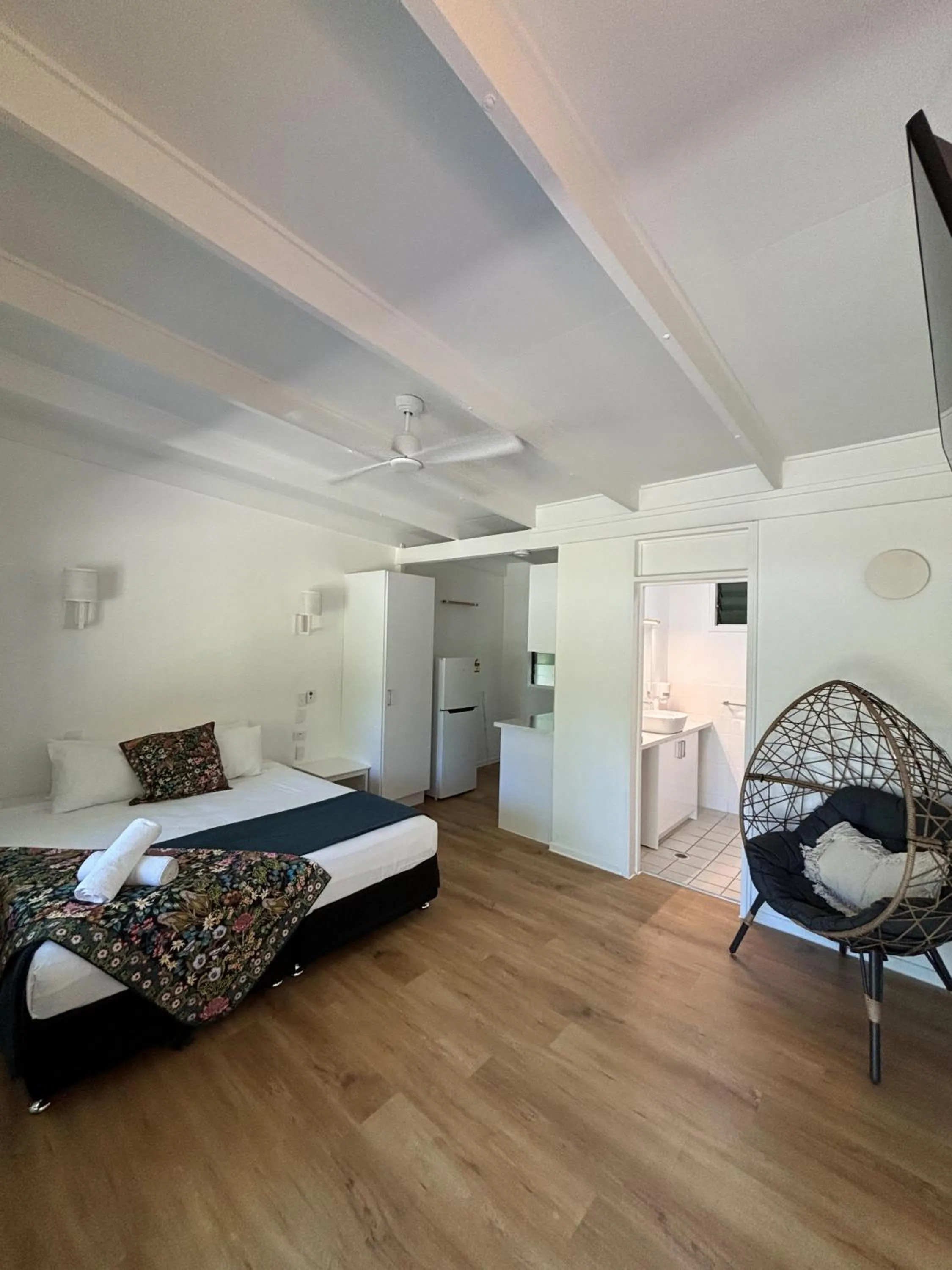 Photo of the whole room, Bed in Amaroo On Mandalay, Magnetic Island