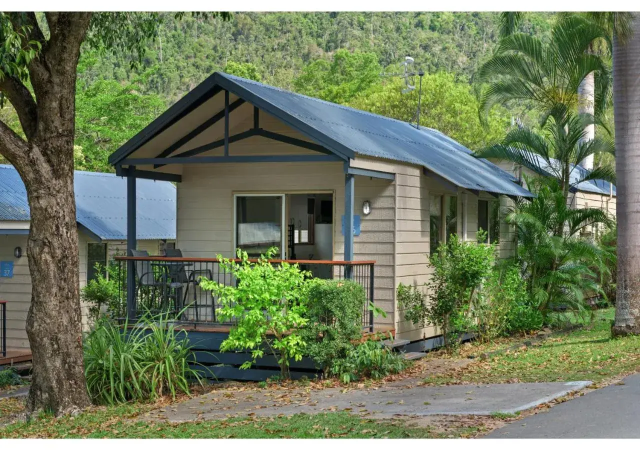 Standard Studio Cabin in Discovery Parks - Airlie Beach Standard Studio Cabin in Discovery Parks - Airlie Beach