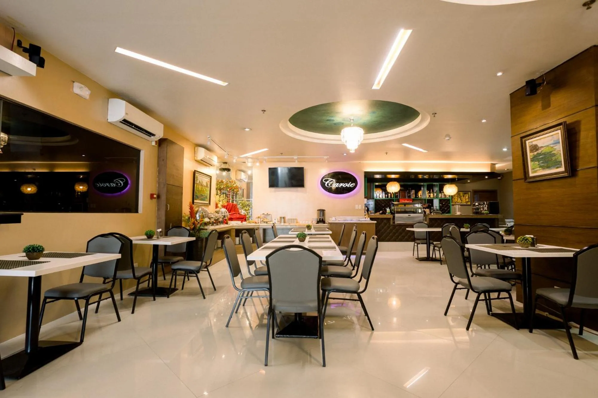 Restaurant/places to eat in Allure Hotel & Suites