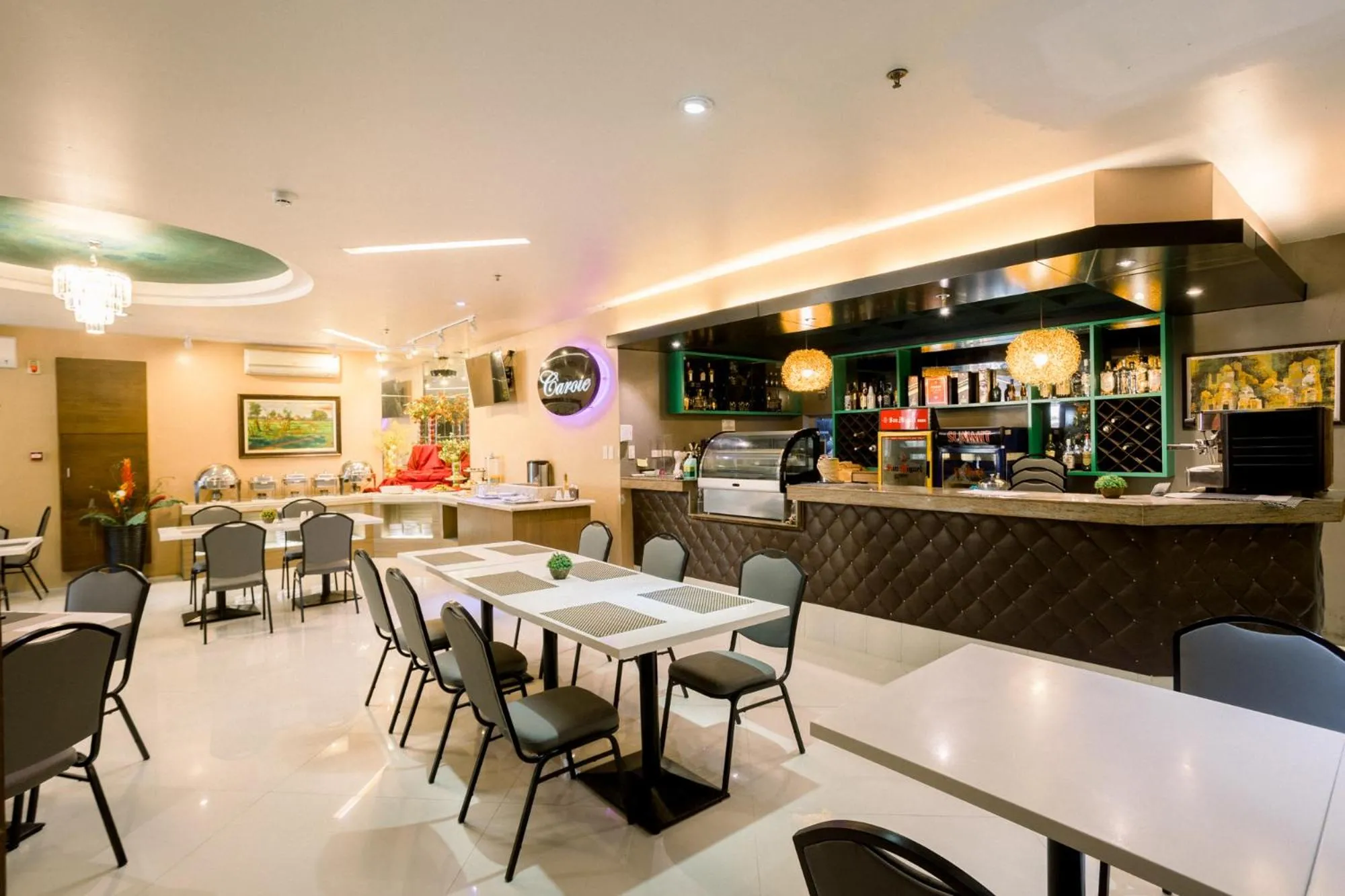 Restaurant/places to eat in Allure Hotel & Suites