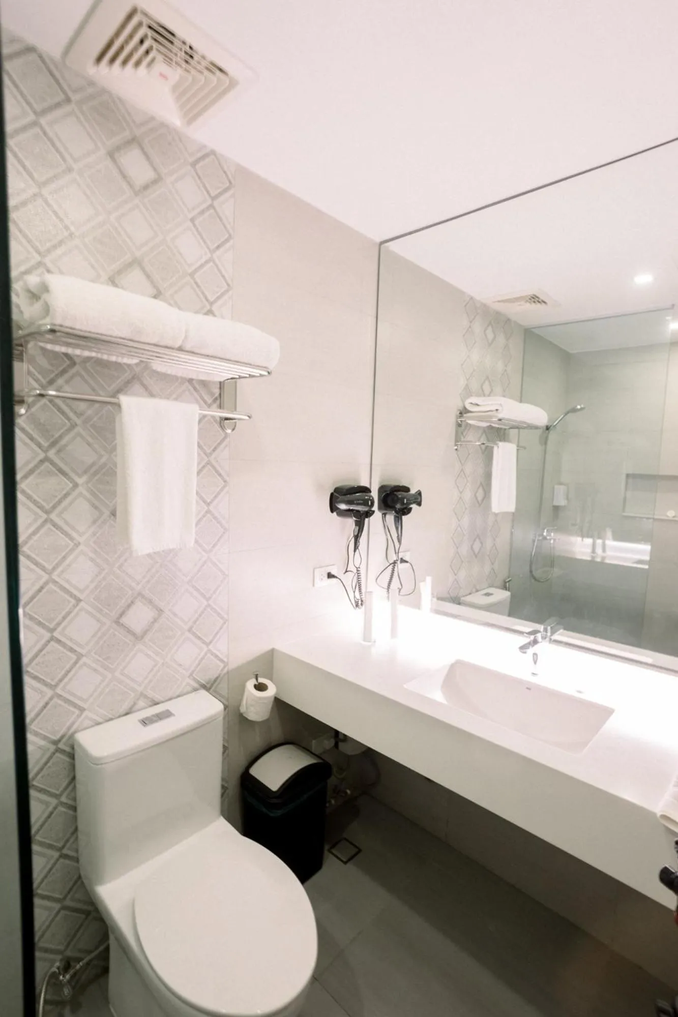 Shower in Allure Hotel & Suites