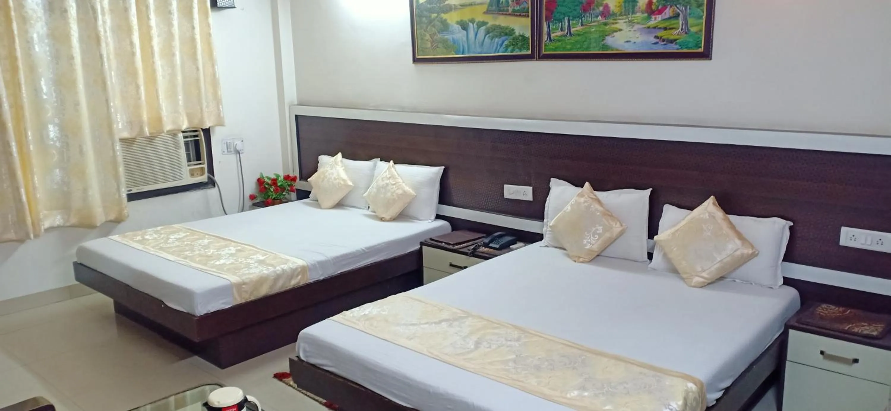 Bedroom, Bed in Hotel Su Shree Continental Dx Near New Delhi Railway Station