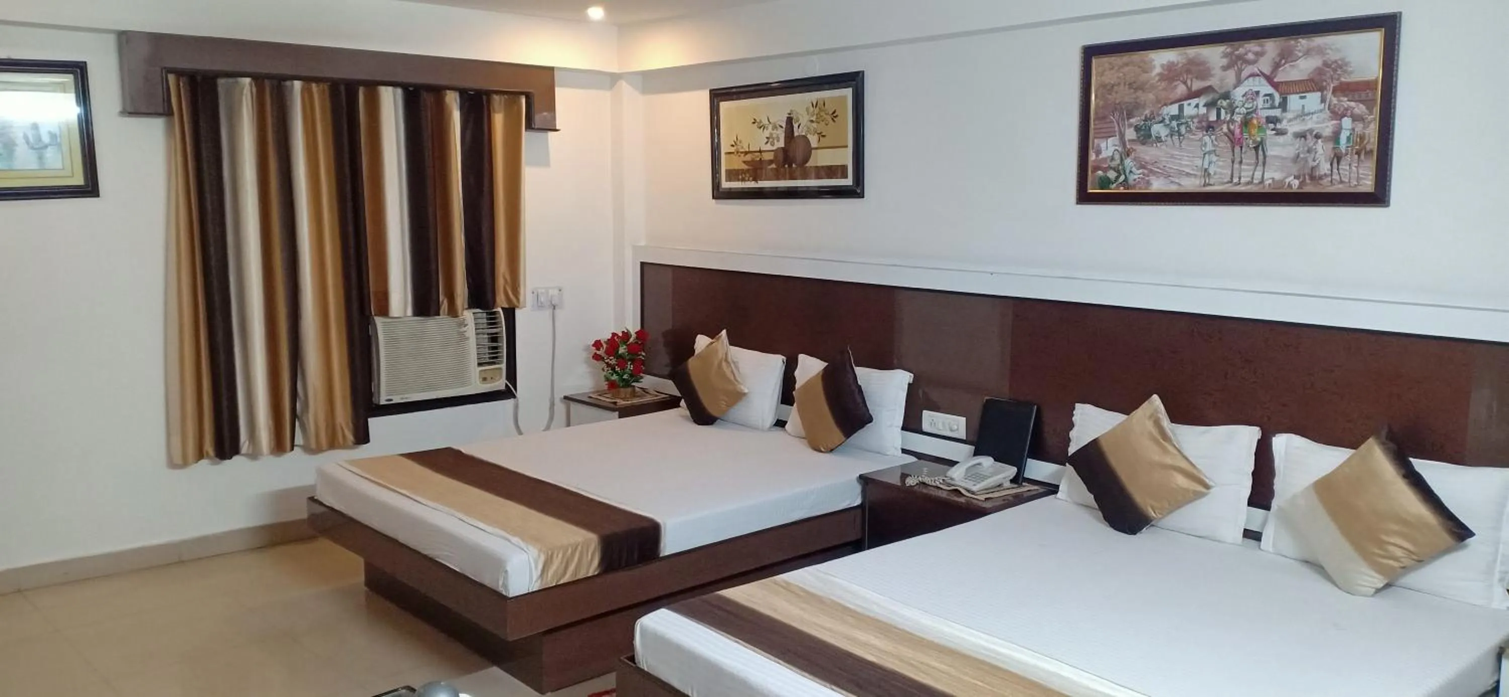 Bed in Hotel Su Shree Continental Dx Near New Delhi Railway Station