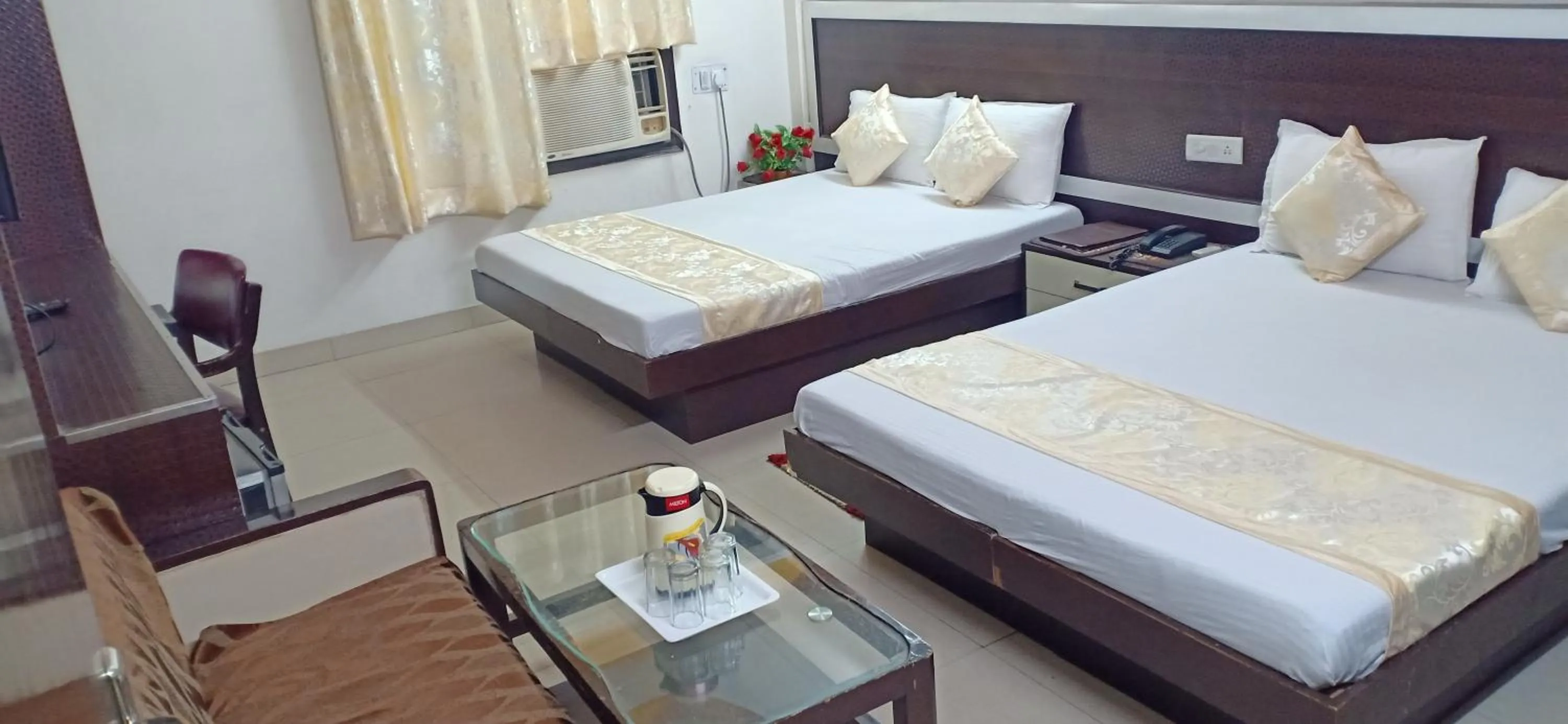 Bedroom, Bed in Hotel Su Shree Continental Dx Near New Delhi Railway Station